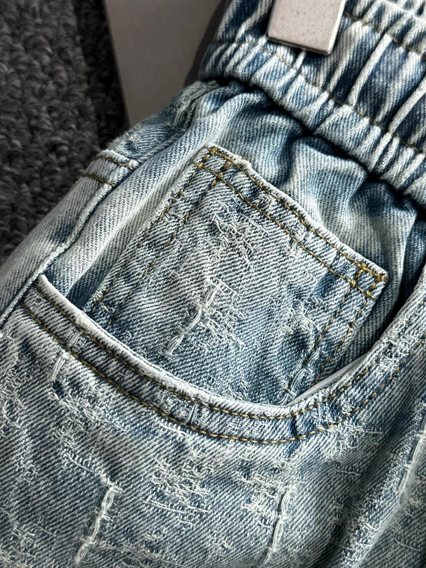 🅿️330 Dior 2025 summer new jeans denim shorts are produced using imported Japanese Denim plain cotton denim fabrics, complete with three standards, and the top stonewashing process makes the texture reach the old taste of the 1980s, soft, delicate, comfortable and breathable.
