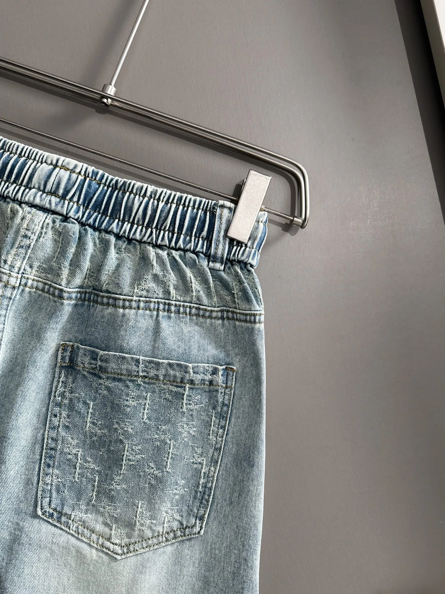 🅿️330 Dior 2025 summer new jeans denim shorts are produced using imported Japanese Denim plain cotton denim fabrics, complete with three standards, and the top stonewashing process makes the texture reach the old taste of the 1980s, soft, delicate, comfortable and breathable.