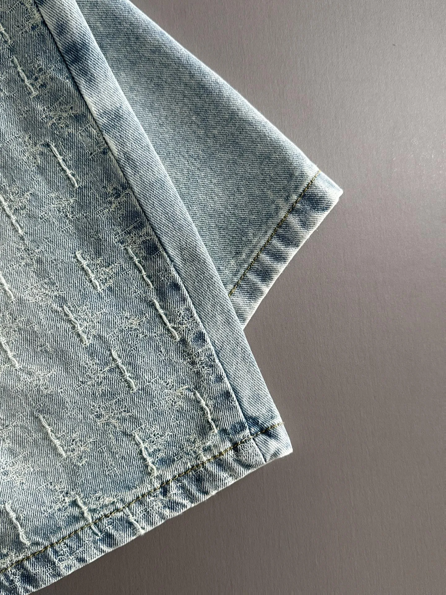🅿️330 Dior 2025 summer new jeans denim shorts are produced using imported Japanese Denim plain cotton denim fabrics, complete with three standards, and the top stonewashing process makes the texture reach the old taste of the 1980s, soft, delicate, comfortable and breathable.
