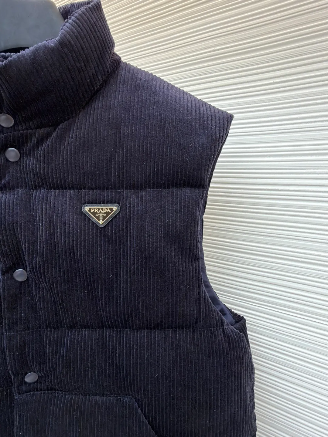 Prada corduroy down vest ●Original version: purchased and developed for 9999 ●Item number: 1681146-C55 ●Fabric: white duck down fabric ●Technology: mechanical down filling ●Version: fitted version ●Weight: about 835 grams ●Size: S-M-L-XL ●Description: The corduroy fabric is made of cotton fiber. It has obvious vertical stripes on the surface. It is soft to the touch and full of three-dimensional feeling. It is also warm and durable, has strong color expression, and has a retro and fashionable temperament. It is filled fully and evenly with 90 white duck down and weighs 170g. Corduroy is a pain point in production. The fabric light difference, smoothness difference and loss are very large. The fabric is custom-woven and dyed without worrying about color difference. After the fabric density is in place, there is no doubt about the drape. From the texture and hand feel, the alloy version is made. The overall wiring is straight and delicate, the fabric is comfortable and soft, and the color is consistent without color difference. It can be matched with the same style to create a fashionable look and control various occasions. Customized accessories, complete with three standards, same style for men and women!