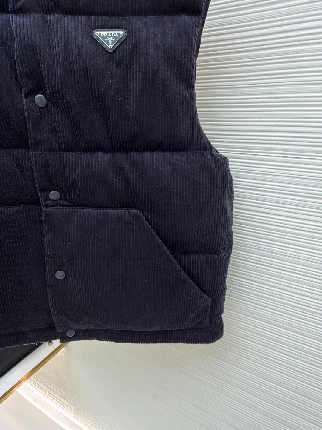 Prada corduroy down vest ●Original version: purchased and developed for 9999 ●Item number: 1681146-C55 ●Fabric: white duck down fabric ●Technology: mechanical down filling ●Version: fitted version ●Weight: about 835 grams ●Size: S-M-L-XL ●Description: The corduroy fabric is made of cotton fiber. It has obvious vertical stripes on the surface. It is soft to the touch and full of three-dimensional feeling. It is also warm and durable, has strong color expression, and has a retro and fashionable temperament. It is filled fully and evenly with 90 white duck down and weighs 170g. Corduroy is a pain point in production. The fabric light difference, smoothness difference and loss are very large. The fabric is custom-woven and dyed without worrying about color difference. After the fabric density is in place, there is no doubt about the drape. From the texture and hand feel, the alloy version is made. The overall wiring is straight and delicate, the fabric is comfortable and soft, and the color is consistent without color difference. It can be matched with the same style to create a fashionable look and control various occasions. Customized accessories, complete with three standards, same style for men and women!