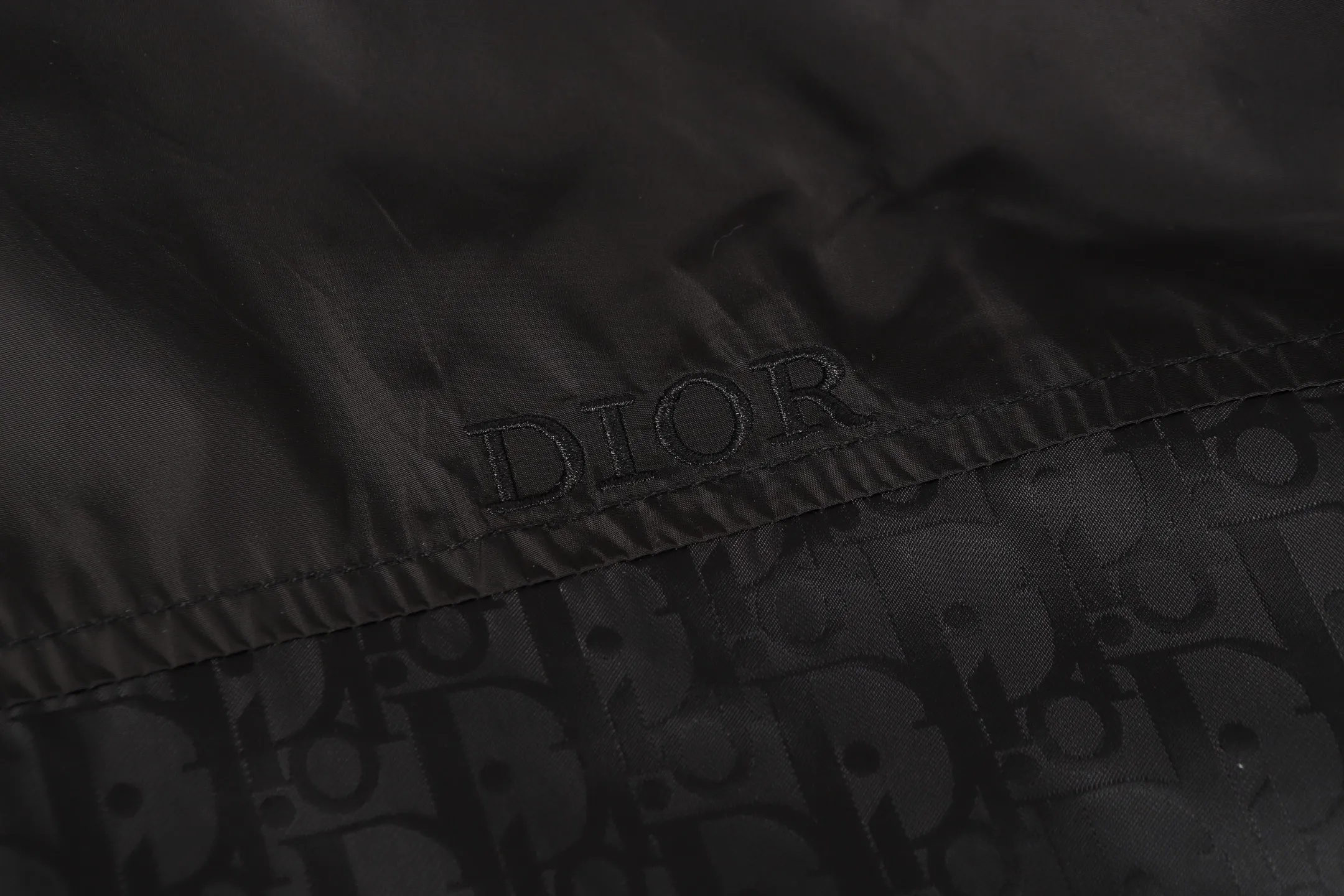 🅿️490 Dior/Dior hooded jacket with all-over lettering logo printed on the chest. Trade channels are rare. Overseas boutiques are sold in limited quantities. A model of outdoor windbreaker products, the trademark with dark patterns all over the body highlights the brand recognition. This jacket is both warm and lightweight. The latest model is launched in the same style at the counter. The ultra-authentic upper body instantly transforms into an oppa. The simple and fashionable three-dimensional tailoring has unique craftsmanship. The upper body effect is excellent and shows a confident temperament. In addition to daily leisure, it can also be worn for outdoor sports. It is also a good choice for travel. It is relaxed and casual and shows a masculine temperament. Color: Black Size: S/M/L/XL