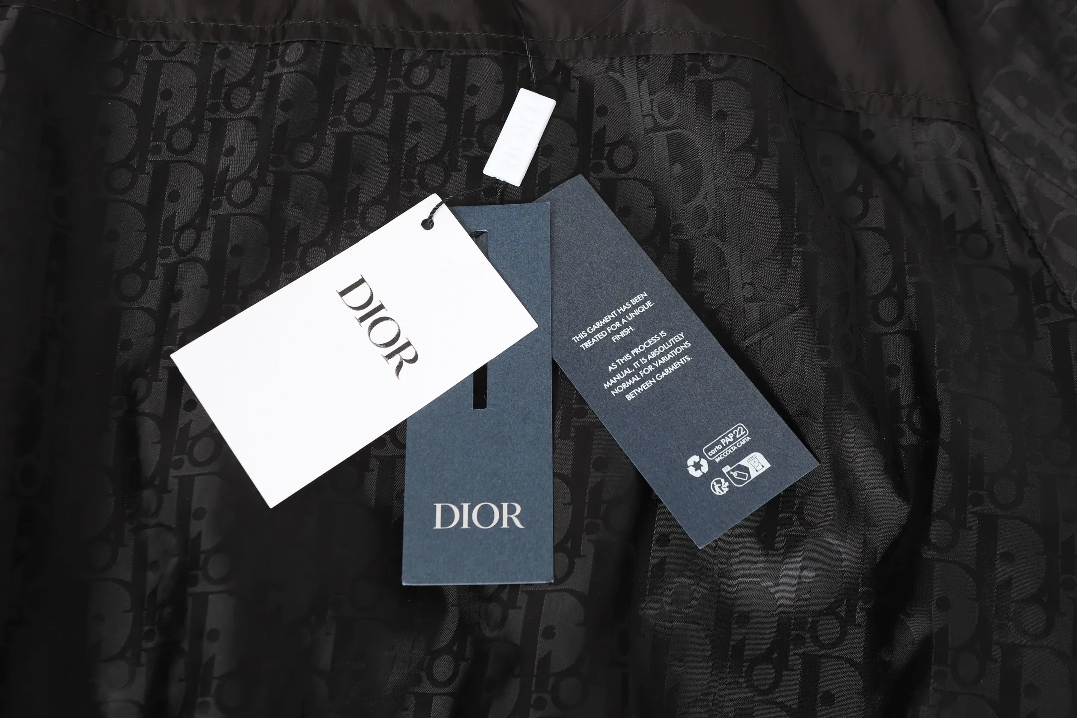 🅿️490 Dior/Dior hooded jacket with all-over lettering logo printed on the chest. Trade channels are rare. Overseas boutiques are sold in limited quantities. A model of outdoor windbreaker products, the trademark with dark patterns all over the body highlights the brand recognition. This jacket is both warm and lightweight. The latest model is launched in the same style at the counter. The ultra-authentic upper body instantly transforms into an oppa. The simple and fashionable three-dimensional tailoring has unique craftsmanship. The upper body effect is excellent and shows a confident temperament. In addition to daily leisure, it can also be worn for outdoor sports. It is also a good choice for travel. It is relaxed and casual and shows a masculine temperament. Color: Black Size: S/M/L/XL
