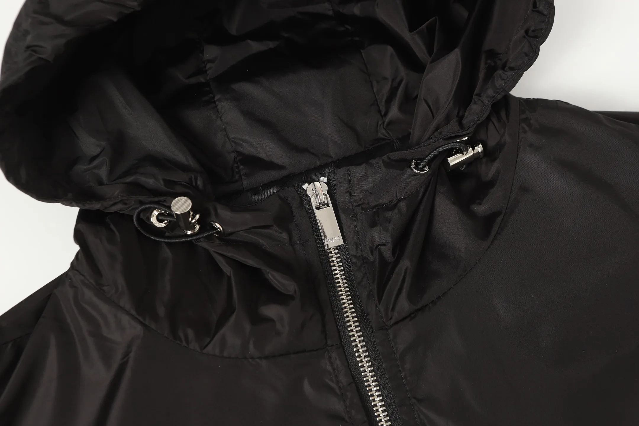 🅿️490 Dior/Dior hooded jacket with all-over lettering logo printed on the chest. Trade channels are rare. Overseas boutiques are sold in limited quantities. A model of outdoor windbreaker products, the trademark with dark patterns all over the body highlights the brand recognition. This jacket is both warm and lightweight. The latest model is launched in the same style at the counter. The ultra-authentic upper body instantly transforms into an oppa. The simple and fashionable three-dimensional tailoring has unique craftsmanship. The upper body effect is excellent and shows a confident temperament. In addition to daily leisure, it can also be worn for outdoor sports. It is also a good choice for travel. It is relaxed and casual and shows a masculine temperament. Color: Black Size: S/M/L/XL