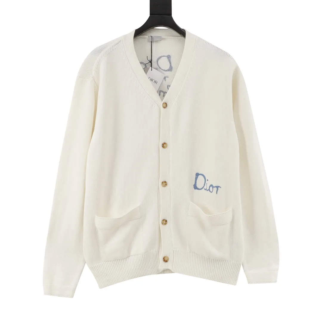🅿️600 Dior embroidered cotton blend button cardigan. The fabric is made of 40-count cotton yarn and wool, and the cotton content is 62%. It is mixed with 38% polyester. Mixing two kinds of wool materials can effectively make the upper body more three-dimensional. The embroidery uses high-density wool yarn embroidery technology, and the front numbers are all equipped with the joint series embroidery LOGO. The number of stitches is about 12,000. The auxiliary buttons are made of natural horn buttons, with the brand's iconic [DIOR] LOGO on the buttons. This cardigan displays the Dior For My Real Friends logo from the DIOR AND HYLTON NEL collaboration. Crafted from white cotton-blend jersey with embroidery on the front and back, button fastening and ribbed trims. Size s-l
