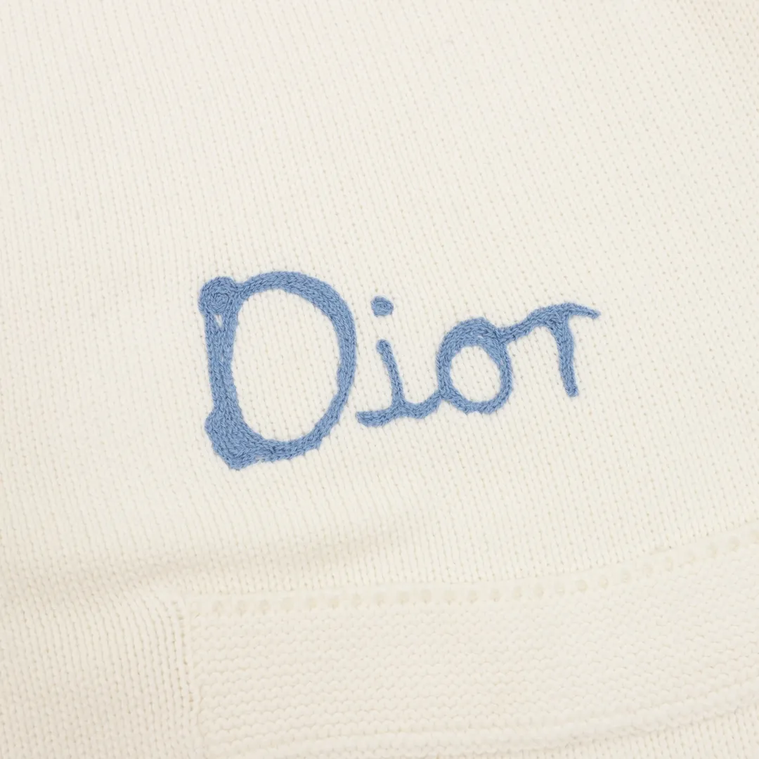 🅿️600 Dior embroidered cotton blend button cardigan. The fabric is made of 40-count cotton yarn and wool, and the cotton content is 62%. It is mixed with 38% polyester. Mixing two kinds of wool materials can effectively make the upper body more three-dimensional. The embroidery uses high-density wool yarn embroidery technology, and the front numbers are all equipped with the joint series embroidery LOGO. The number of stitches is about 12,000. The auxiliary buttons are made of natural horn buttons, with the brand's iconic [DIOR] LOGO on the buttons. This cardigan displays the Dior For My Real Friends logo from the DIOR AND HYLTON NEL collaboration. Crafted from white cotton-blend jersey with embroidery on the front and back, button fastening and ribbed trims. Size s-l