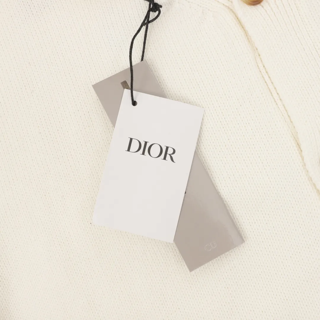 🅿️600 Dior embroidered cotton blend button cardigan. The fabric is made of 40-count cotton yarn and wool, and the cotton content is 62%. It is mixed with 38% polyester. Mixing two kinds of wool materials can effectively make the upper body more three-dimensional. The embroidery uses high-density wool yarn embroidery technology, and the front numbers are all equipped with the joint series embroidery LOGO. The number of stitches is about 12,000. The auxiliary buttons are made of natural horn buttons, with the brand's iconic [DIOR] LOGO on the buttons. This cardigan displays the Dior For My Real Friends logo from the DIOR AND HYLTON NEL collaboration. Crafted from white cotton-blend jersey with embroidery on the front and back, button fastening and ribbed trims. Size s-l