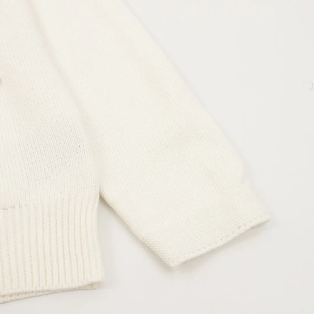 🅿️600 Dior embroidered cotton blend button cardigan. The fabric is made of 40-count cotton yarn and wool, and the cotton content is 62%. It is mixed with 38% polyester. Mixing two kinds of wool materials can effectively make the upper body more three-dimensional. The embroidery uses high-density wool yarn embroidery technology, and the front numbers are all equipped with the joint series embroidery LOGO. The number of stitches is about 12,000. The auxiliary buttons are made of natural horn buttons, with the brand's iconic [DIOR] LOGO on the buttons. This cardigan displays the Dior For My Real Friends logo from the DIOR AND HYLTON NEL collaboration. Crafted from white cotton-blend jersey with embroidery on the front and back, button fastening and ribbed trims. Size s-l