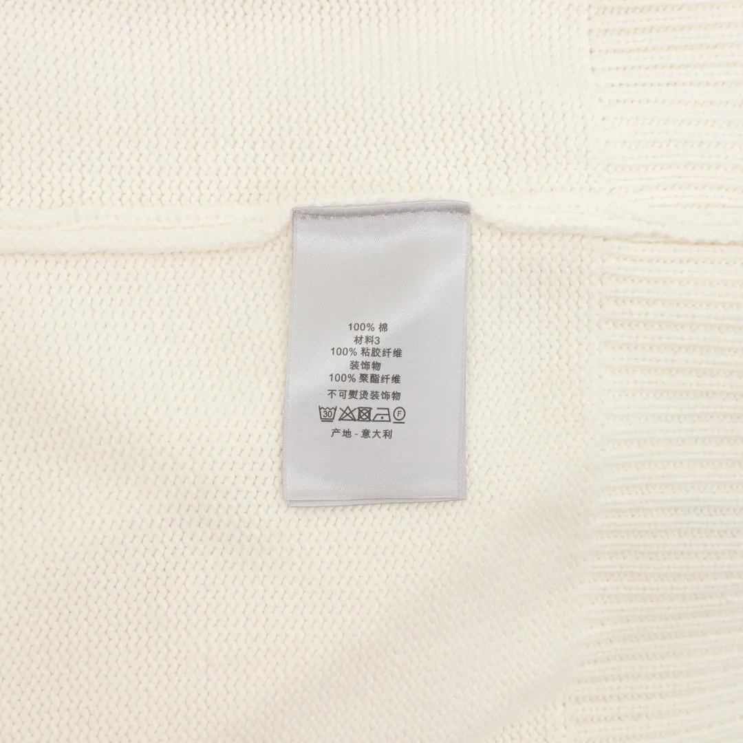🅿️600 Dior embroidered cotton blend button cardigan. The fabric is made of 40-count cotton yarn and wool, and the cotton content is 62%. It is mixed with 38% polyester. Mixing two kinds of wool materials can effectively make the upper body more three-dimensional. The embroidery uses high-density wool yarn embroidery technology, and the front numbers are all equipped with the joint series embroidery LOGO. The number of stitches is about 12,000. The auxiliary buttons are made of natural horn buttons, with the brand's iconic [DIOR] LOGO on the buttons. This cardigan displays the Dior For My Real Friends logo from the DIOR AND HYLTON NEL collaboration. Crafted from white cotton-blend jersey with embroidery on the front and back, button fastening and ribbed trims. Size s-l