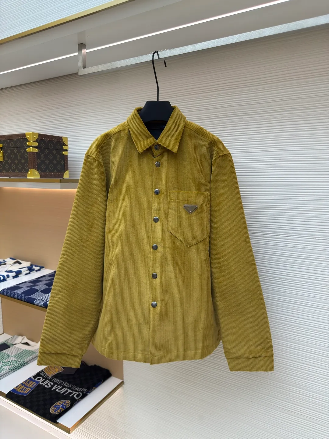Prada corduroy jacket ●Authentic product: purchased and developed at 16700 ●Item number: 1680049-B70 ●Fabric: corduroy fabric ●Technology: made on positioning cutting machine ●Version: fitted version ●Weight: about 885 grams ●Size: XS-S-M-L ●Description: Made of 100% cotton 8*8 corduroy fabric, dyed with reactive dyes, the color fastness is all solid black, matched with 75D twill nylon lining, the pocket chapter is made of microfiber leather, the aluminum alloy material is embossed with three-dimensional letters on a lathe, and later hand-dotted with black piano paint to seal the glaze. The overall wiring is straight and delicate, the fabric is comfortable and soft, and the color is consistent without color difference. It can be matched with the same style to create a fashionable look and control various occasions. Customized accessories, complete with three standards, same style for men and women!
