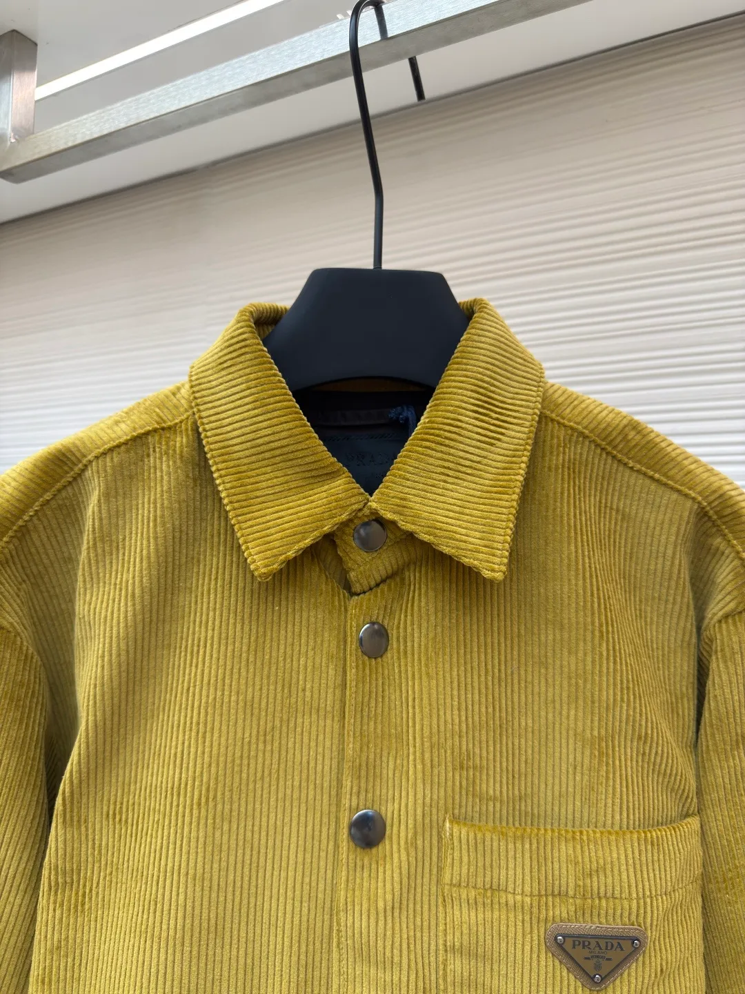 Prada corduroy jacket ●Authentic product: purchased and developed at 16700 ●Item number: 1680049-B70 ●Fabric: corduroy fabric ●Technology: made on positioning cutting machine ●Version: fitted version ●Weight: about 885 grams ●Size: XS-S-M-L ●Description: Made of 100% cotton 8*8 corduroy fabric, dyed with reactive dyes, the color fastness is all solid black, matched with 75D twill nylon lining, the pocket chapter is made of microfiber leather, the aluminum alloy material is embossed with three-dimensional letters on a lathe, and later hand-dotted with black piano paint to seal the glaze. The overall wiring is straight and delicate, the fabric is comfortable and soft, and the color is consistent without color difference. It can be matched with the same style to create a fashionable look and control various occasions. Customized accessories, complete with three standards, same style for men and women!