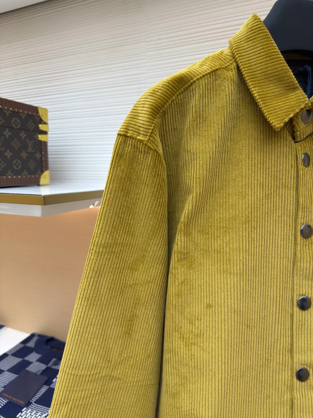 Prada corduroy jacket ●Authentic product: purchased and developed at 16700 ●Item number: 1680049-B70 ●Fabric: corduroy fabric ●Technology: made on positioning cutting machine ●Version: fitted version ●Weight: about 885 grams ●Size: XS-S-M-L ●Description: Made of 100% cotton 8*8 corduroy fabric, dyed with reactive dyes, the color fastness is all solid black, matched with 75D twill nylon lining, the pocket chapter is made of microfiber leather, the aluminum alloy material is embossed with three-dimensional letters on a lathe, and later hand-dotted with black piano paint to seal the glaze. The overall wiring is straight and delicate, the fabric is comfortable and soft, and the color is consistent without color difference. It can be matched with the same style to create a fashionable look and control various occasions. Customized accessories, complete with three standards, same style for men and women!