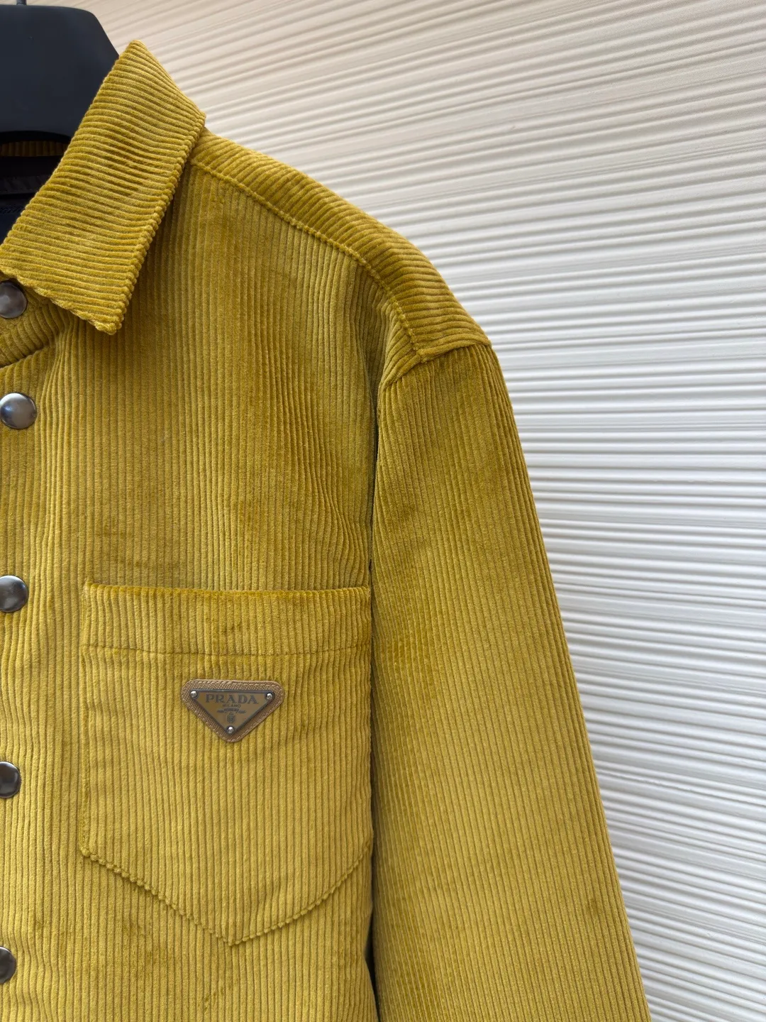 Prada corduroy jacket ●Authentic product: purchased and developed at 16700 ●Item number: 1680049-B70 ●Fabric: corduroy fabric ●Technology: made on positioning cutting machine ●Version: fitted version ●Weight: about 885 grams ●Size: XS-S-M-L ●Description: Made of 100% cotton 8*8 corduroy fabric, dyed with reactive dyes, the color fastness is all solid black, matched with 75D twill nylon lining, the pocket chapter is made of microfiber leather, the aluminum alloy material is embossed with three-dimensional letters on a lathe, and later hand-dotted with black piano paint to seal the glaze. The overall wiring is straight and delicate, the fabric is comfortable and soft, and the color is consistent without color difference. It can be matched with the same style to create a fashionable look and control various occasions. Customized accessories, complete with three standards, same style for men and women!