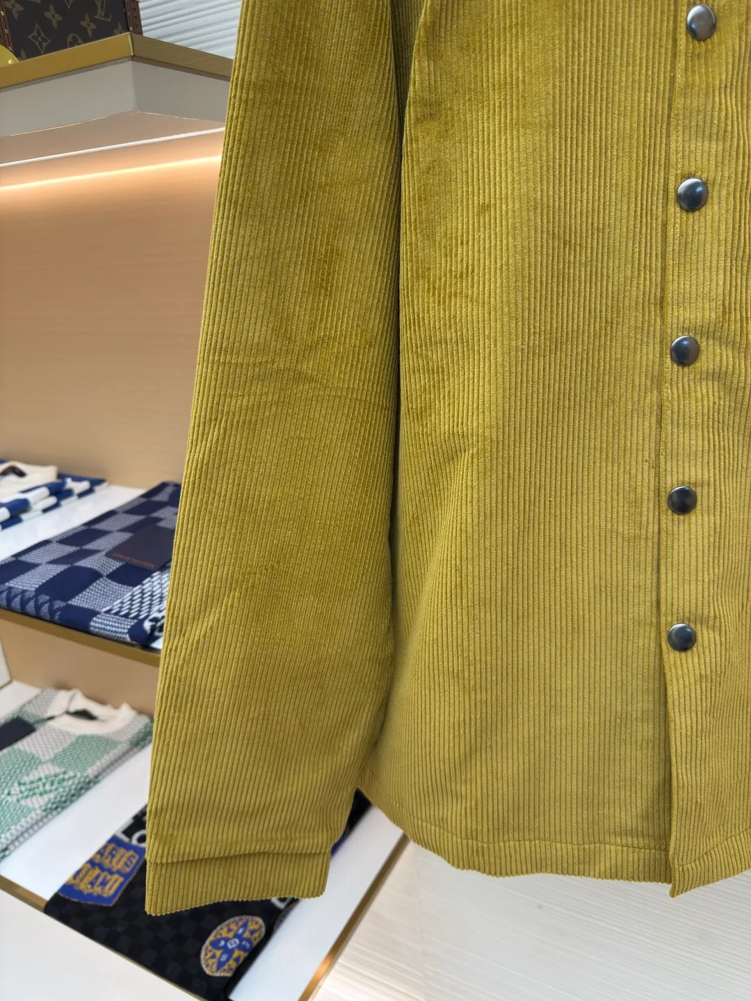 Prada corduroy jacket ●Authentic product: purchased and developed at 16700 ●Item number: 1680049-B70 ●Fabric: corduroy fabric ●Technology: made on positioning cutting machine ●Version: fitted version ●Weight: about 885 grams ●Size: XS-S-M-L ●Description: Made of 100% cotton 8*8 corduroy fabric, dyed with reactive dyes, the color fastness is all solid black, matched with 75D twill nylon lining, the pocket chapter is made of microfiber leather, the aluminum alloy material is embossed with three-dimensional letters on a lathe, and later hand-dotted with black piano paint to seal the glaze. The overall wiring is straight and delicate, the fabric is comfortable and soft, and the color is consistent without color difference. It can be matched with the same style to create a fashionable look and control various occasions. Customized accessories, complete with three standards, same style for men and women!