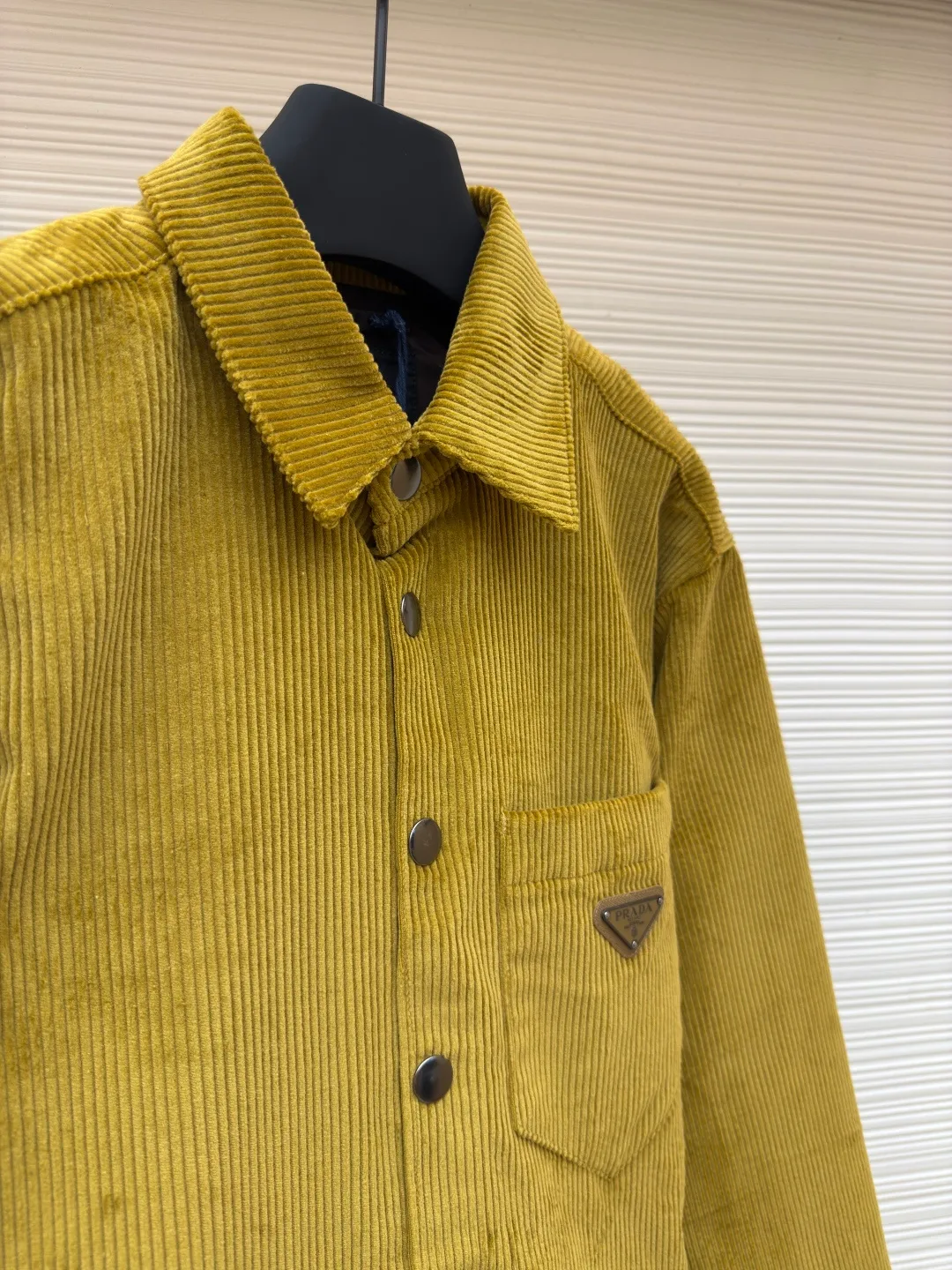 Prada corduroy jacket ●Authentic product: purchased and developed at 16700 ●Item number: 1680049-B70 ●Fabric: corduroy fabric ●Technology: made on positioning cutting machine ●Version: fitted version ●Weight: about 885 grams ●Size: XS-S-M-L ●Description: Made of 100% cotton 8*8 corduroy fabric, dyed with reactive dyes, the color fastness is all solid black, matched with 75D twill nylon lining, the pocket chapter is made of microfiber leather, the aluminum alloy material is embossed with three-dimensional letters on a lathe, and later hand-dotted with black piano paint to seal the glaze. The overall wiring is straight and delicate, the fabric is comfortable and soft, and the color is consistent without color difference. It can be matched with the same style to create a fashionable look and control various occasions. Customized accessories, complete with three standards, same style for men and women!