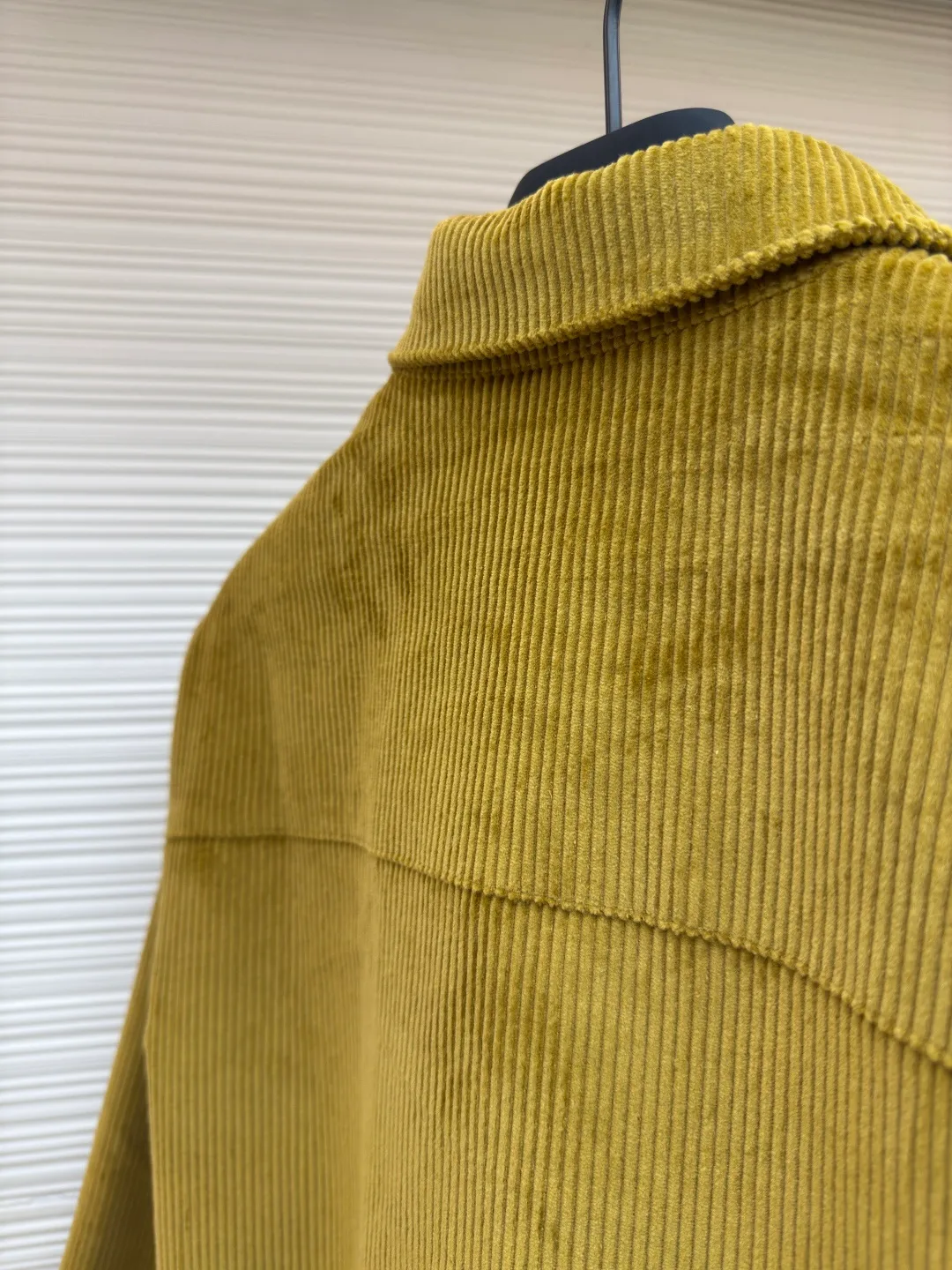 Prada corduroy jacket ●Authentic product: purchased and developed at 16700 ●Item number: 1680049-B70 ●Fabric: corduroy fabric ●Technology: made on positioning cutting machine ●Version: fitted version ●Weight: about 885 grams ●Size: XS-S-M-L ●Description: Made of 100% cotton 8*8 corduroy fabric, dyed with reactive dyes, the color fastness is all solid black, matched with 75D twill nylon lining, the pocket chapter is made of microfiber leather, the aluminum alloy material is embossed with three-dimensional letters on a lathe, and later hand-dotted with black piano paint to seal the glaze. The overall wiring is straight and delicate, the fabric is comfortable and soft, and the color is consistent without color difference. It can be matched with the same style to create a fashionable look and control various occasions. Customized accessories, complete with three standards, same style for men and women!