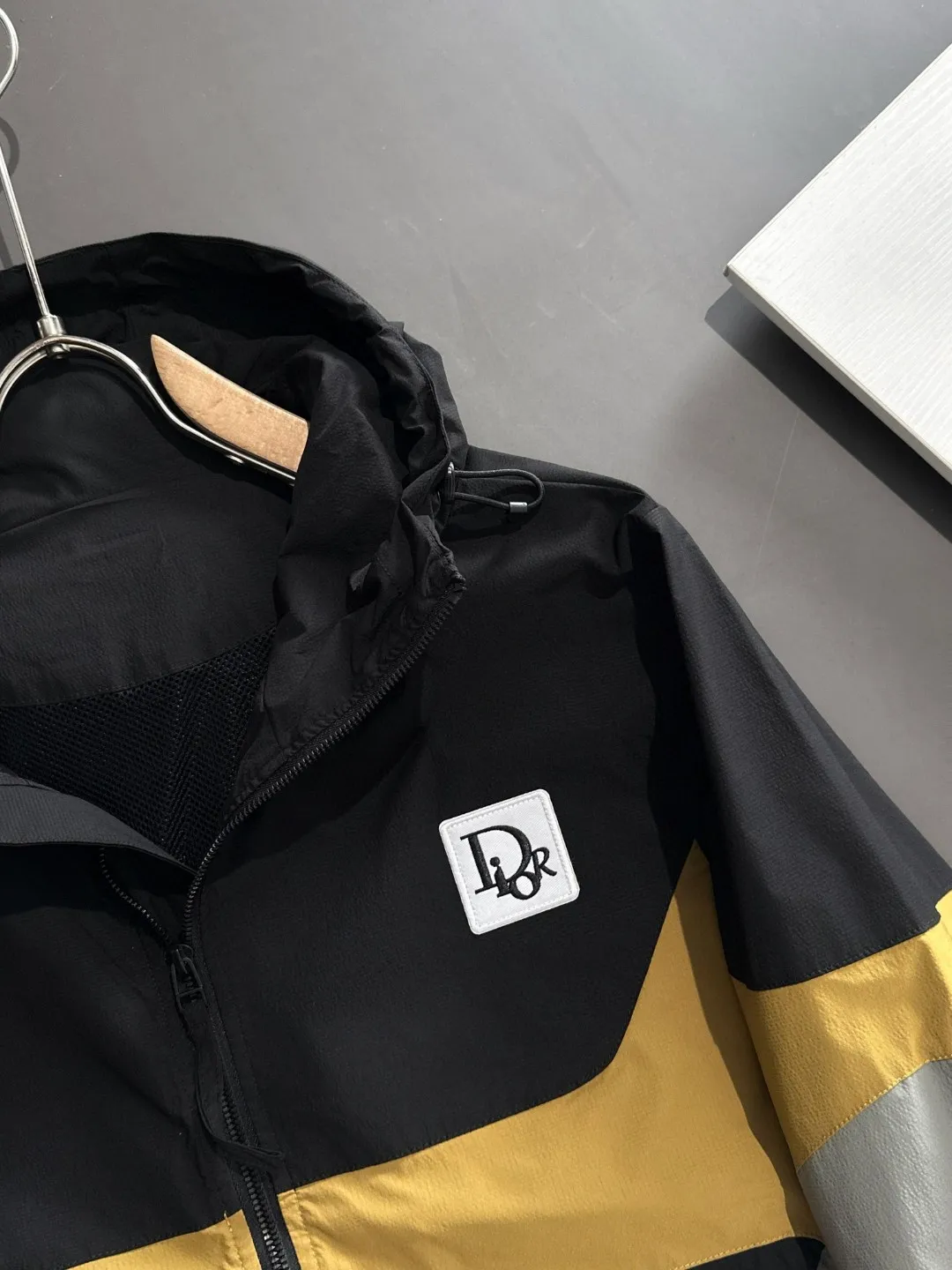 🅿️480 next day shipping Dior early spring 2025 latest zipper hooded windbreaker jacket. Custom-dyed nylon fabric, overall casual and upscale. The fabric texture is relatively thin, very light, and comfortable on the upper body, suitable for early autumn and spring wear. Simple lines, customized hardware zippers, elegant and concise style, light and comfortable to wear, extremely urban luxury and low-key elegance, with a casual and lazy feeling, the upper body effect is very good, quite wide and stylish, natural drape, simple and elegant! Top luxury classic style items, gentle It is high-end, quiet but full of power, perfectly conveying the brand's sense of trend and recognition. The upper body is super cool and stylish, and extremely luxurious, showing your rank, strength and taste from all aspects! The overall grade is even more obvious, the upper body is comfortable and unrestrained, and has a casual and loose effect. Sizes: M to 4XL.