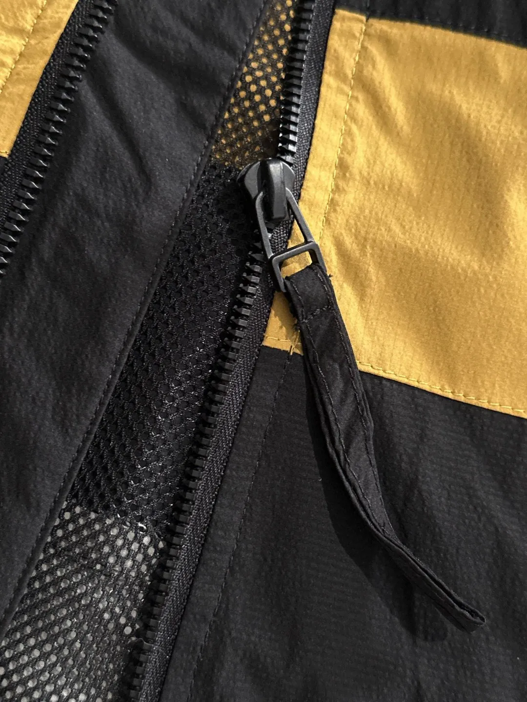 🅿️480 next day shipping Dior early spring 2025 latest zipper hooded windbreaker jacket. Custom-dyed nylon fabric, overall casual and upscale. The fabric texture is relatively thin, very light, and comfortable on the upper body, suitable for early autumn and spring wear. Simple lines, customized hardware zippers, elegant and concise style, light and comfortable to wear, extremely urban luxury and low-key elegance, with a casual and lazy feeling, the upper body effect is very good, quite wide and stylish, natural drape, simple and elegant! Top luxury classic style items, gentle It is high-end, quiet but full of power, perfectly conveying the brand's sense of trend and recognition. The upper body is super cool and stylish, and extremely luxurious, showing your rank, strength and taste from all aspects! The overall grade is even more obvious, the upper body is comfortable and unrestrained, and has a casual and loose effect. Sizes: M to 4XL.