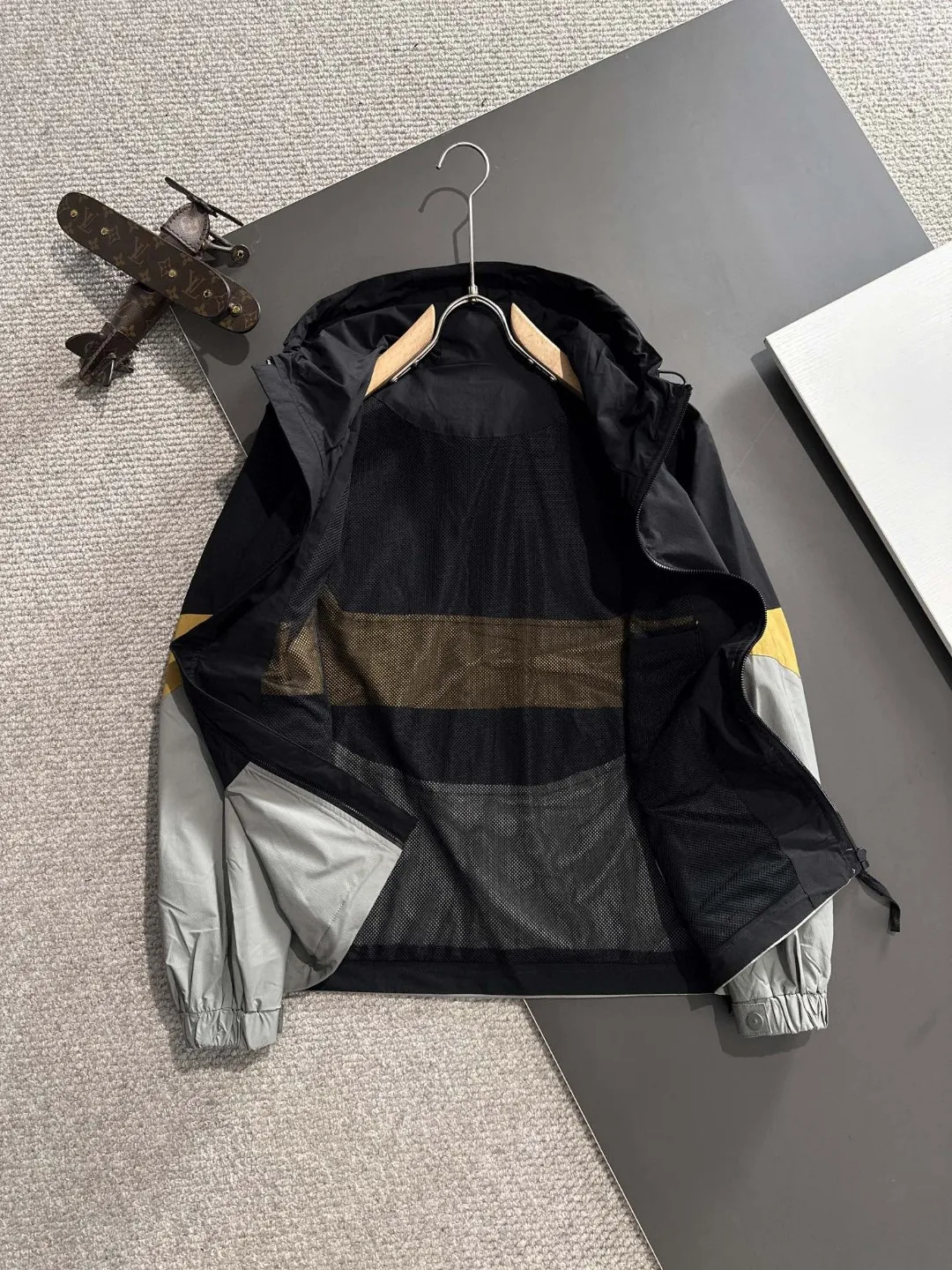 🅿️480 next day shipping Dior early spring 2025 latest zipper hooded windbreaker jacket. Custom-dyed nylon fabric, overall casual and upscale. The fabric texture is relatively thin, very light, and comfortable on the upper body, suitable for early autumn and spring wear. Simple lines, customized hardware zippers, elegant and concise style, light and comfortable to wear, extremely urban luxury and low-key elegance, with a casual and lazy feeling, the upper body effect is very good, quite wide and stylish, natural drape, simple and elegant! Top luxury classic style items, gentle It is high-end, quiet but full of power, perfectly conveying the brand's sense of trend and recognition. The upper body is super cool and stylish, and extremely luxurious, showing your rank, strength and taste from all aspects! The overall grade is even more obvious, the upper body is comfortable and unrestrained, and has a casual and loose effect. Sizes: M to 4XL.