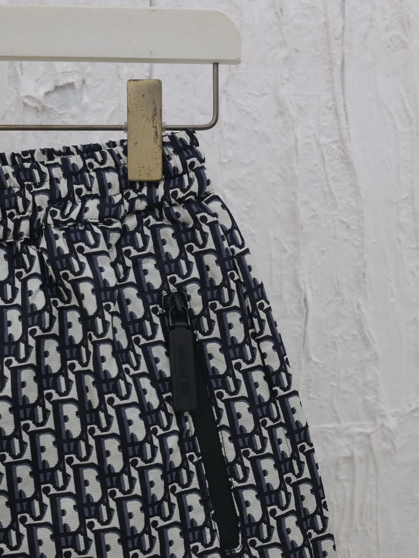 🅿️336 Dio*/Dior 25 new taffeta jacquard shorts are carefully made of taffeta technical jacquard fabric. They are equipped with a waist drawstring and side zipper pockets, which are unique. Decorated with gold oblique print. It refers back to the classic pattern launched by the brand in 1967. It can be matched with the skirt or top of the series to create a haute couture style. Size: S/M/L