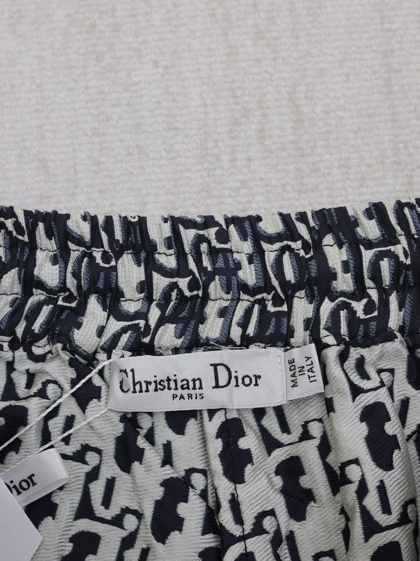 🅿️336 Dio*/Dior 25 new taffeta jacquard shorts are carefully made of taffeta technical jacquard fabric. They are equipped with a waist drawstring and side zipper pockets, which are unique. Decorated with gold oblique print. It refers back to the classic pattern launched by the brand in 1967. It can be matched with the skirt or top of the series to create a haute couture style. Size: S/M/L