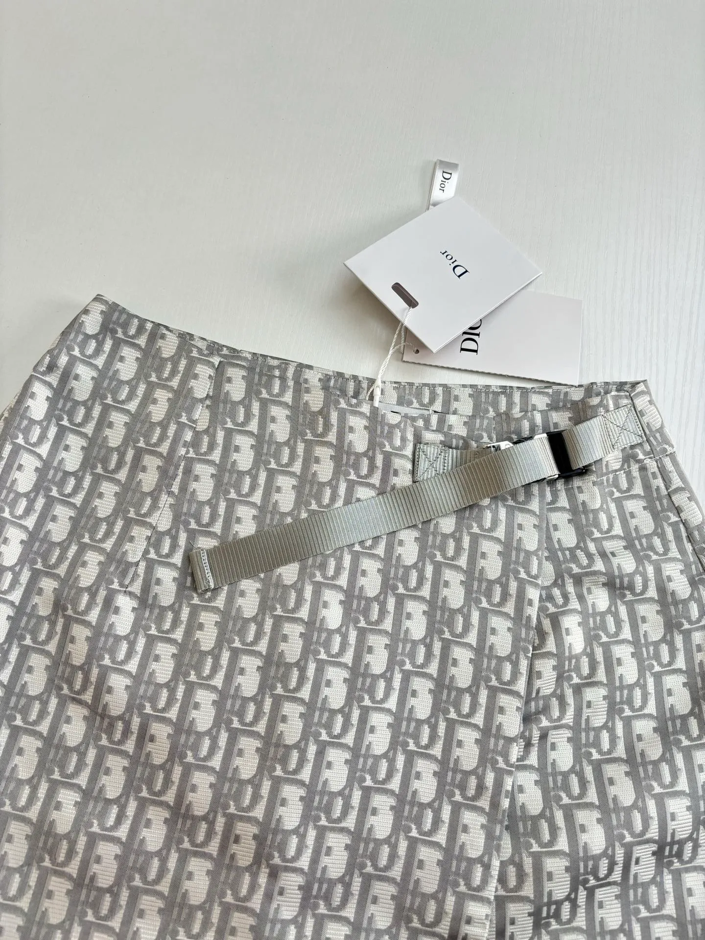 🅿️336 Dio*/Dior 25Ss new classic oblique jacquard fabric patch design culottes. Carefully made with technical taffeta jacquard fabric. Waist buckle decoration, one-piece tailoring for comfortable upper body, unique. The original customized version has all the details in place. Highly recommended, the upper body looks slimmer!  Size：S/M/L
