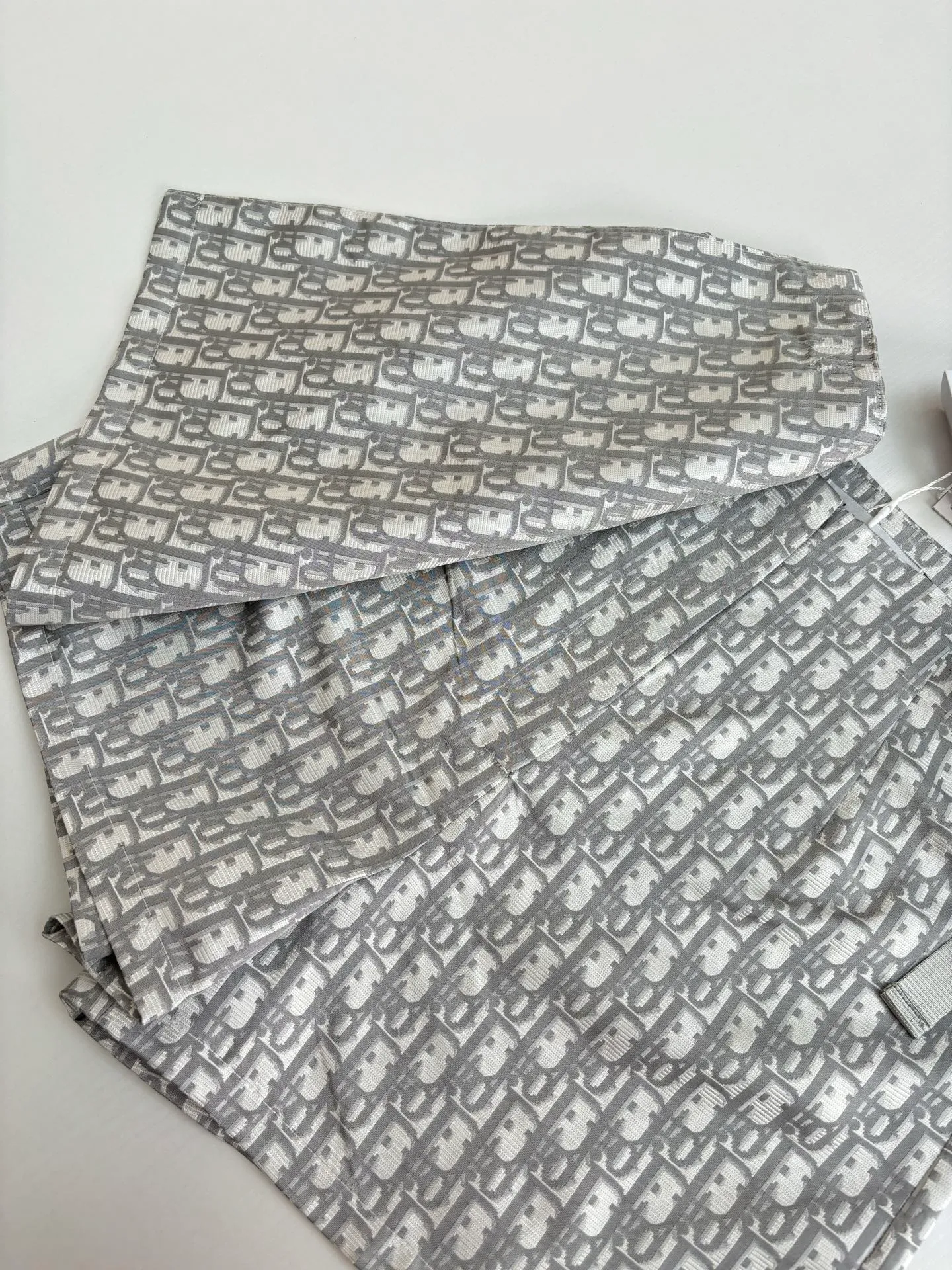 🅿️336 Dio*/Dior 25Ss new classic oblique jacquard fabric patch design culottes. Carefully made with technical taffeta jacquard fabric. Waist buckle decoration, one-piece tailoring for comfortable upper body, unique. The original customized version has all the details in place. Highly recommended, the upper body looks slimmer!  Size：S/M/L