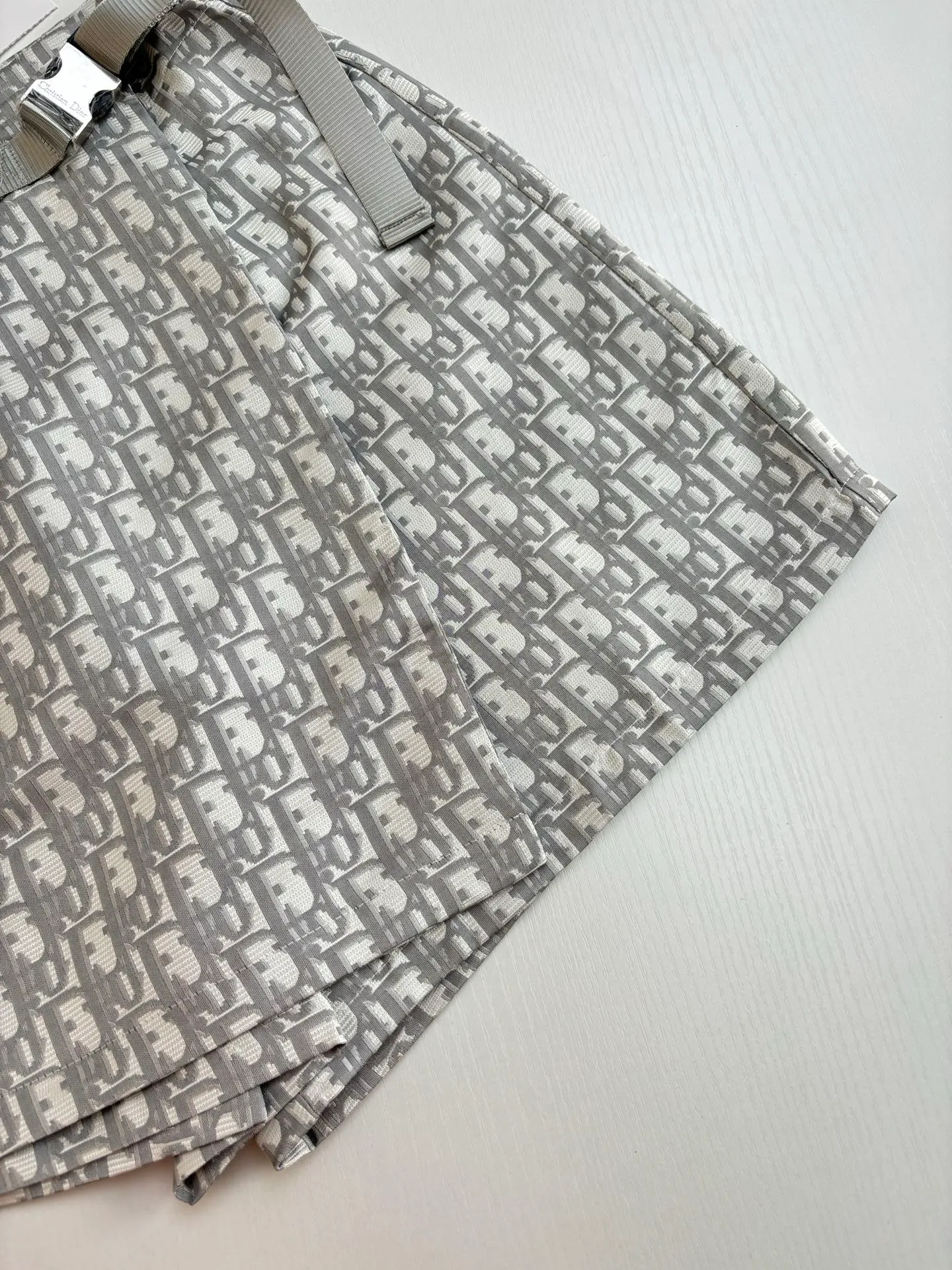 🅿️336 Dio*/Dior 25Ss new classic oblique jacquard fabric patch design culottes. Carefully made with technical taffeta jacquard fabric. Waist buckle decoration, one-piece tailoring for comfortable upper body, unique. The original customized version has all the details in place. Highly recommended, the upper body looks slimmer!  Size：S/M/L