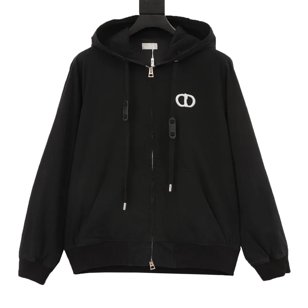 🅿️550 DIOR/Dior letter-printed hooded windbreaker jacket is made of imported raw materials. The placket zipper is custom-made in a unified mold, and the rails are machine-pressed with imported environmentally friendly materials. After the lower corner rope is woven, the core dyeing technology is used to achieve the final dyeing effect. After pattern development and pattern making, computer intelligent cutting is used to increase work efficiency while ensuring the integrity of the pattern. The upper body effect is restored consistently! Street-exploding artifact OOTD outfit is amazing. The color is very correct, very eye-catching, simple, clean and extremely fashionable! size：XS-L