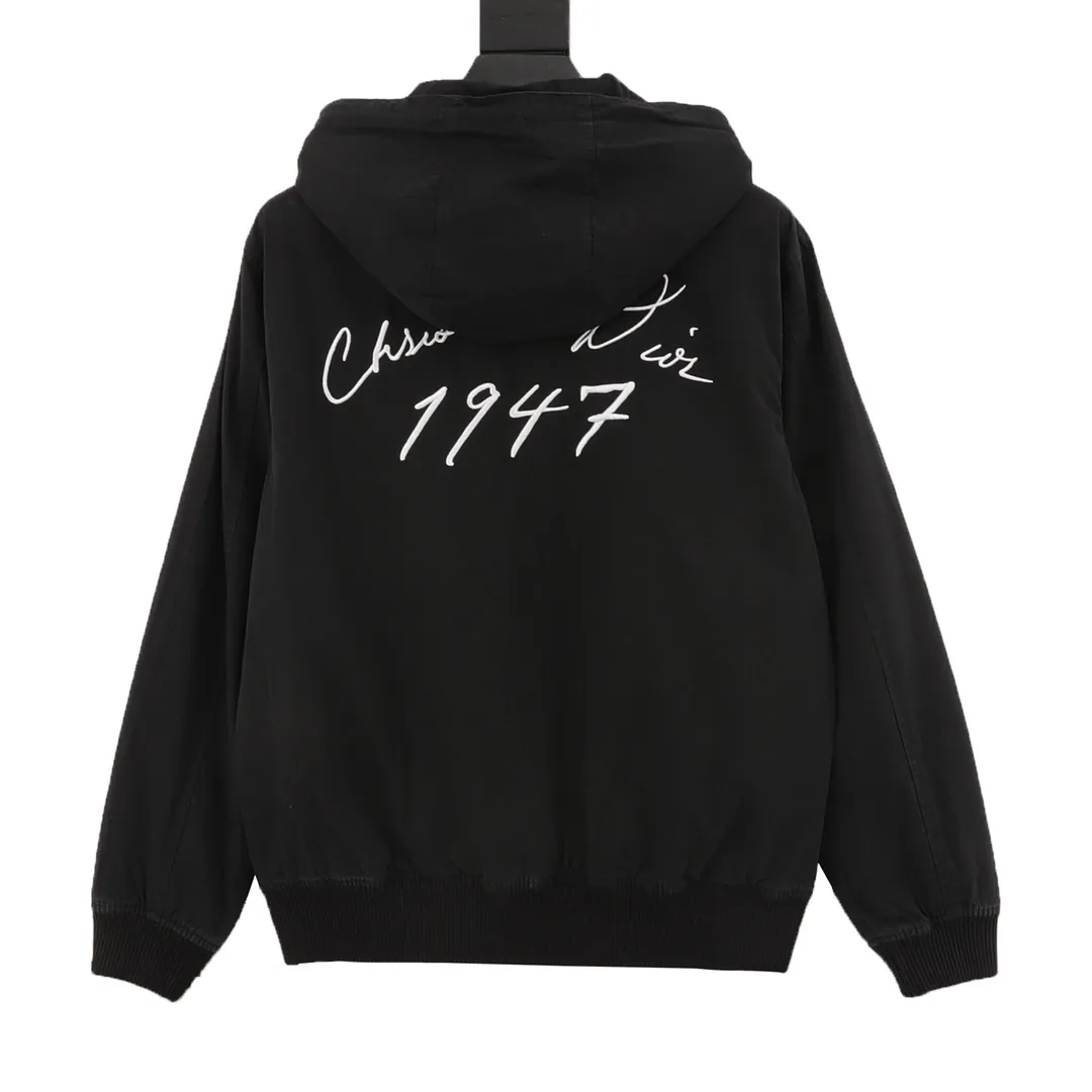 🅿️550 DIOR/Dior letter-printed hooded windbreaker jacket is made of imported raw materials. The placket zipper is custom-made in a unified mold, and the rails are machine-pressed with imported environmentally friendly materials. After the lower corner rope is woven, the core dyeing technology is used to achieve the final dyeing effect. After pattern development and pattern making, computer intelligent cutting is used to increase work efficiency while ensuring the integrity of the pattern. The upper body effect is restored consistently! Street-exploding artifact OOTD outfit is amazing. The color is very correct, very eye-catching, simple, clean and extremely fashionable! size：XS-L
