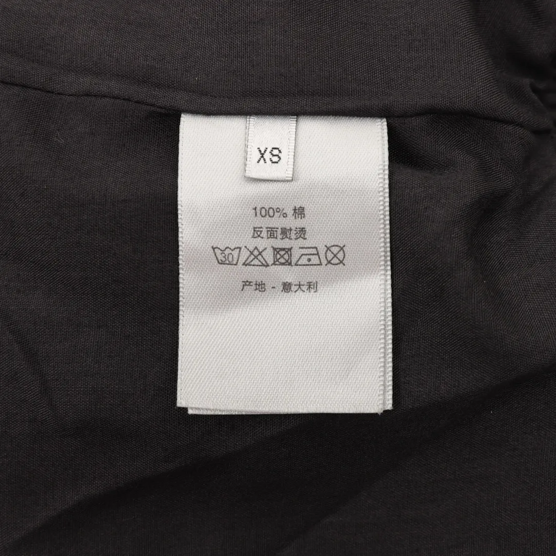 🅿️550 DIOR/Dior letter-printed hooded windbreaker jacket is made of imported raw materials. The placket zipper is custom-made in a unified mold, and the rails are machine-pressed with imported environmentally friendly materials. After the lower corner rope is woven, the core dyeing technology is used to achieve the final dyeing effect. After pattern development and pattern making, computer intelligent cutting is used to increase work efficiency while ensuring the integrity of the pattern. The upper body effect is restored consistently! Street-exploding artifact OOTD outfit is amazing. The color is very correct, very eye-catching, simple, clean and extremely fashionable! size：XS-L