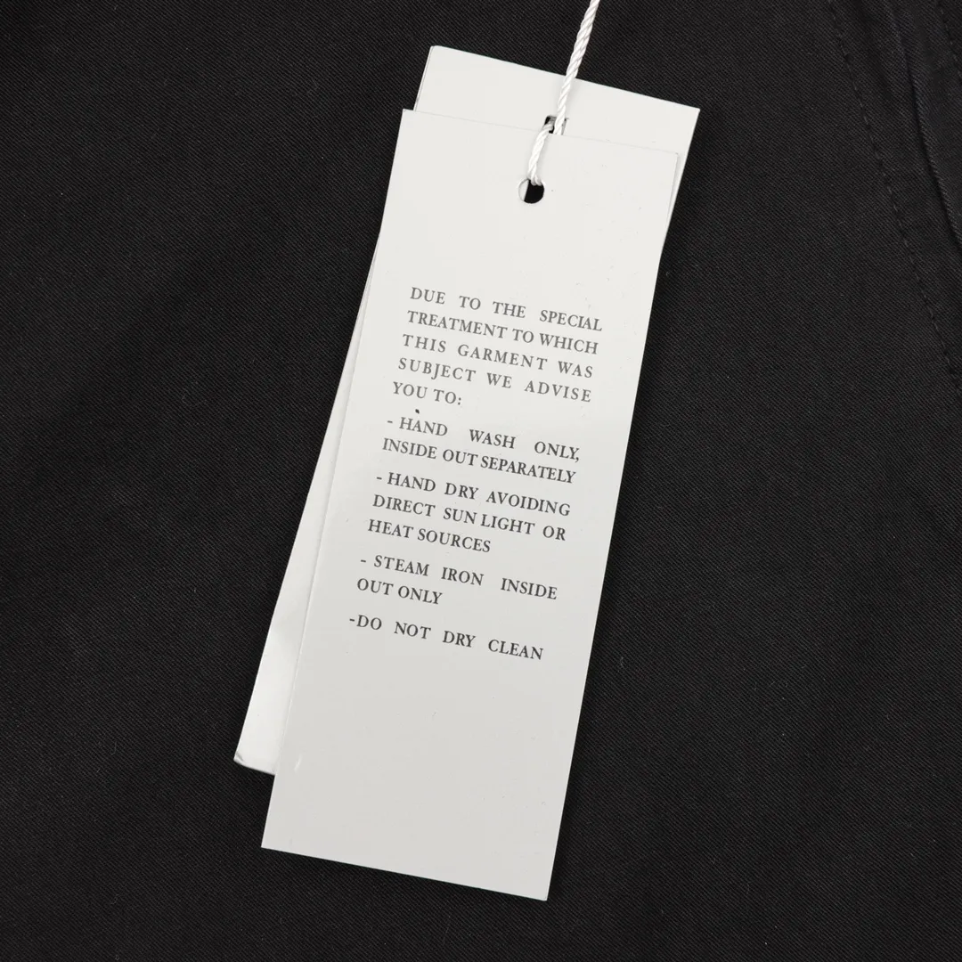 🅿️550 DIOR/Dior letter-printed hooded windbreaker jacket is made of imported raw materials. The placket zipper is custom-made in a unified mold, and the rails are machine-pressed with imported environmentally friendly materials. After the lower corner rope is woven, the core dyeing technology is used to achieve the final dyeing effect. After pattern development and pattern making, computer intelligent cutting is used to increase work efficiency while ensuring the integrity of the pattern. The upper body effect is restored consistently! Street-exploding artifact OOTD outfit is amazing. The color is very correct, very eye-catching, simple, clean and extremely fashionable! size：XS-L