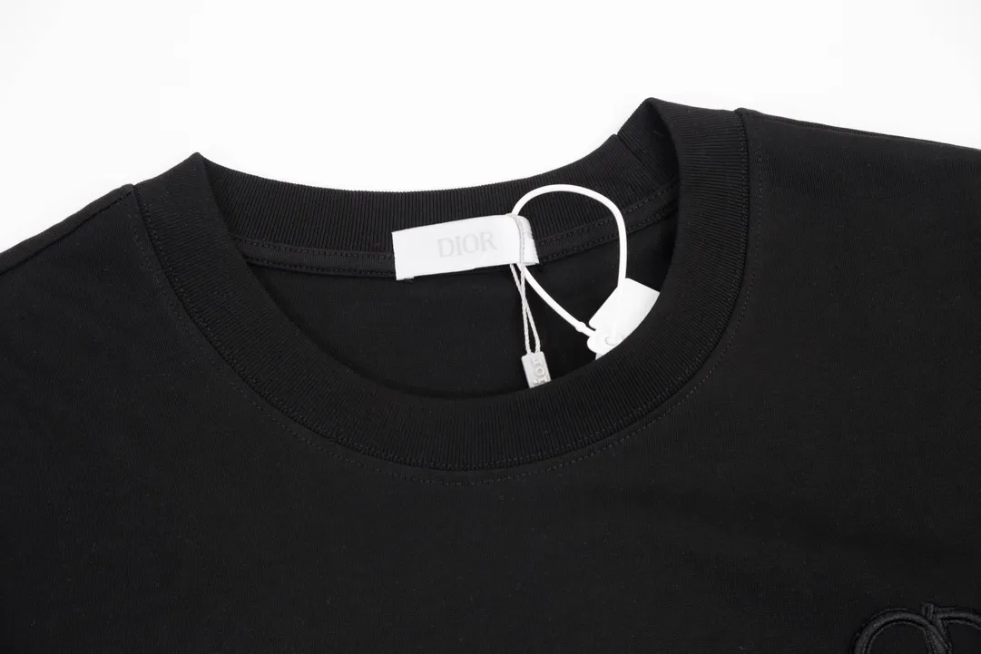 🅿️170 (➕5🉑with handbag) Dior Dior CD letter embroidered short-sleeved T-shirt. Customized 240g same vat dyed fabric. Very comfortable to touch. Latest brick cabinet synchronization for spring and summer. OS off-shoulder version. Fashionable and personalized. Super versatile and good-looking. Very suitable for both men and women. Must-have style. Tag. Collar label. Washed wheat. Complete with three labels. Style number: 23801. Color: black. Size: XS~L