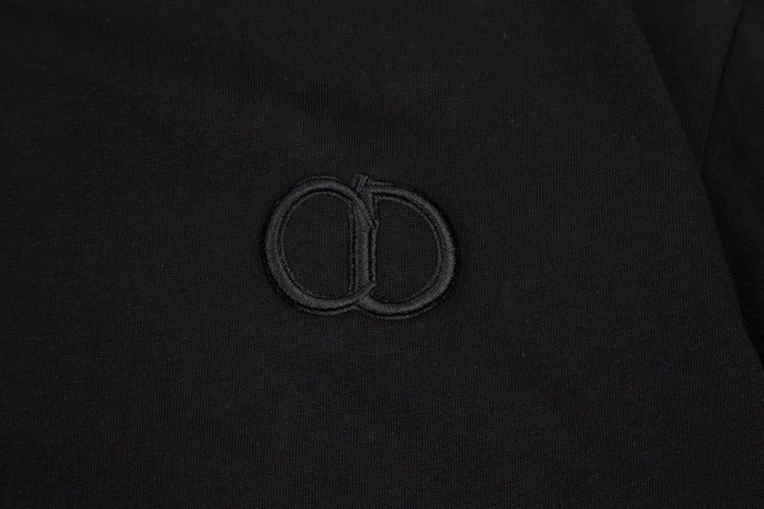 🅿️170 (➕5🉑with handbag) Dior Dior CD letter embroidered short-sleeved T-shirt. Customized 240g same vat dyed fabric. Very comfortable to touch. Latest brick cabinet synchronization for spring and summer. OS off-shoulder version. Fashionable and personalized. Super versatile and good-looking. Very suitable for both men and women. Must-have style. Tag. Collar label. Washed wheat. Complete with three labels. Style number: 23801. Color: black. Size: XS~L