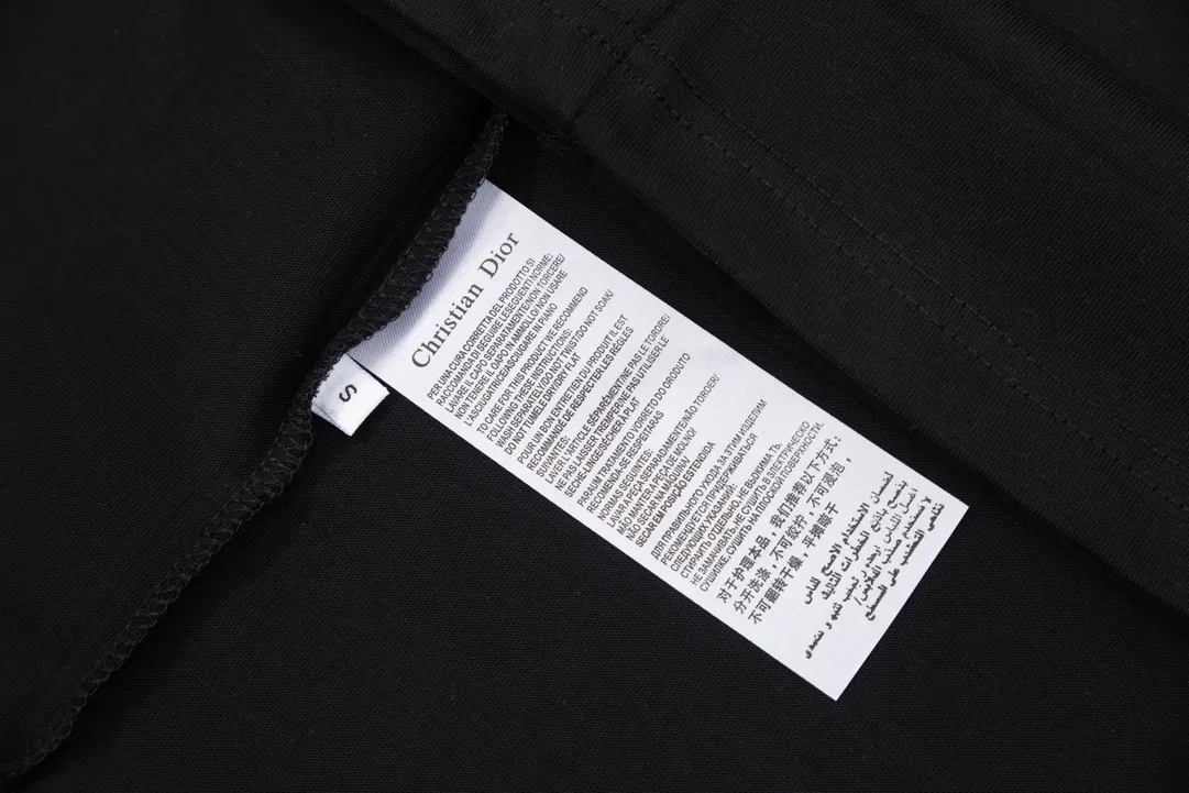 🅿️170 (➕5🉑with handbag) Dior Dior CD letter embroidered short-sleeved T-shirt. Customized 240g same vat dyed fabric. Very comfortable to touch. Latest brick cabinet synchronization for spring and summer. OS off-shoulder version. Fashionable and personalized. Super versatile and good-looking. Very suitable for both men and women. Must-have style. Tag. Collar label. Washed wheat. Complete with three labels. Style number: 23801. Color: black. Size: XS~L