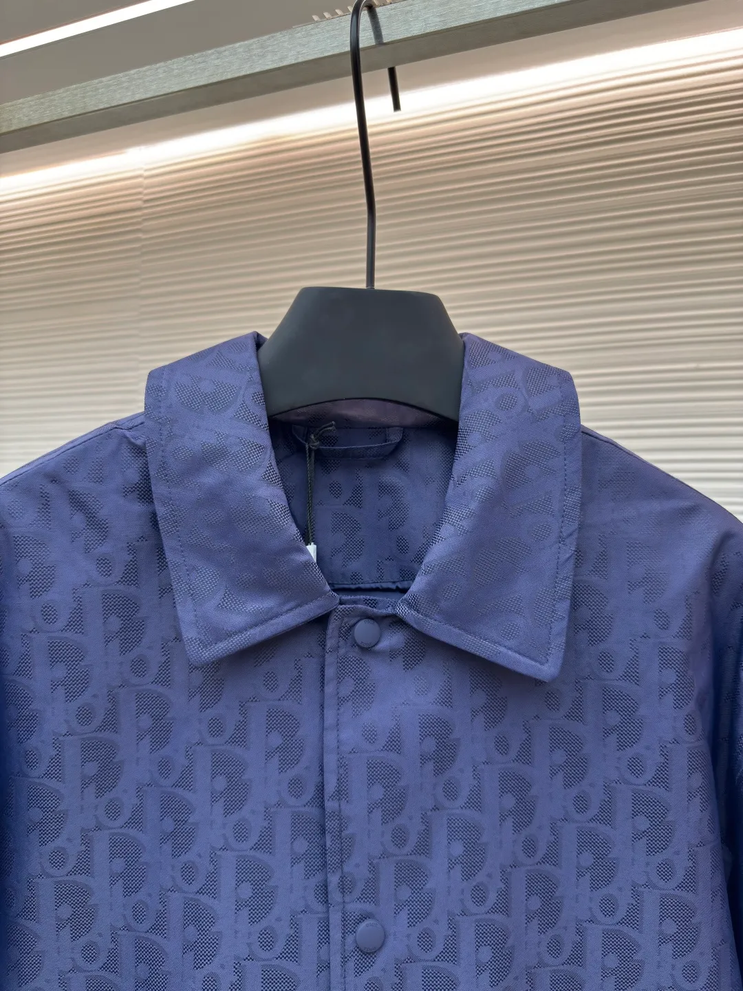 Dior blue technical jacquard jacket ●Authentic product: purchased and developed by 18292 ●Item number: 1680396-B70 ●Fabric: nylon fabric ●Technology: jacquard production ●Version: loose fit ●Weight: about 435 grams ●Size: 46-48-50-52 ●Description: Nylon fabric made of 100% nylon. The ultra-fine denier yarn is made through precision weaving technology to achieve a fabric density of 580 needles/square inch, which is lightweight while building a strong frame. The microporous structure is breathable and water-repellent, greatly improving the performance of the finished product in multiple occasions. Advanced laser jacquard technology is used to form a concave and convex texture on the surface of the fabric, with a strong three-dimensional effect and a more obvious 3D effect. The pattern is clear and delicate, and the color is full and even. The overall wiring is straight and delicate, the fabric is comfortable and soft, and the color is consistent without color difference. It can be matched with the same style to create a fashionable look and control various occasions. Customized accessories, complete with three standards, same style for men and women!