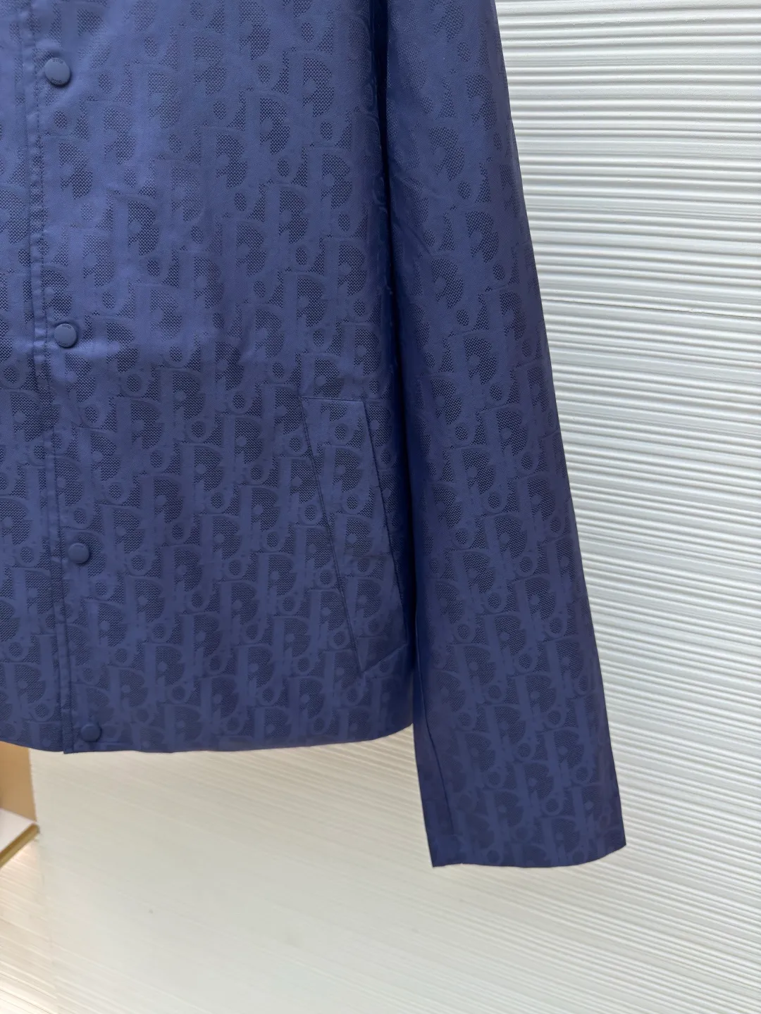 Dior blue technical jacquard jacket ●Authentic product: purchased and developed by 18292 ●Item number: 1680396-B70 ●Fabric: nylon fabric ●Technology: jacquard production ●Version: loose fit ●Weight: about 435 grams ●Size: 46-48-50-52 ●Description: Nylon fabric made of 100% nylon. The ultra-fine denier yarn is made through precision weaving technology to achieve a fabric density of 580 needles/square inch, which is lightweight while building a strong frame. The microporous structure is breathable and water-repellent, greatly improving the performance of the finished product in multiple occasions. Advanced laser jacquard technology is used to form a concave and convex texture on the surface of the fabric, with a strong three-dimensional effect and a more obvious 3D effect. The pattern is clear and delicate, and the color is full and even. The overall wiring is straight and delicate, the fabric is comfortable and soft, and the color is consistent without color difference. It can be matched with the same style to create a fashionable look and control various occasions. Customized accessories, complete with three standards, same style for men and women!