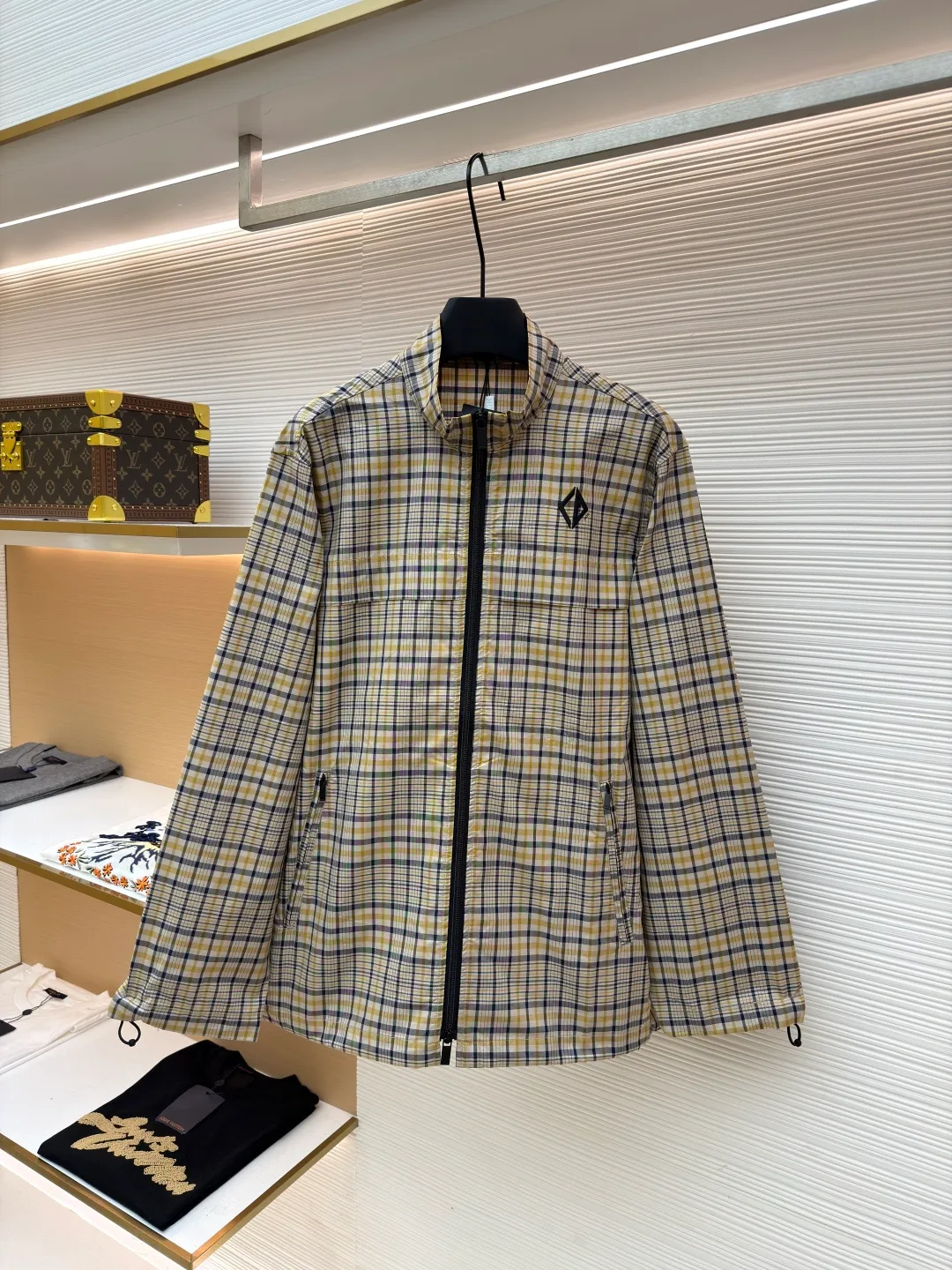 Dior cotton blended fabric plaid pattern shirt ●Original version: Purchased and developed for 18500 ●Item number: 1681391-B15 ●Fabric: plaid jacquard blended fabric ●Technology: glue printing ●Color: yellow plaid ●Version: fitted version ●Weight: about 320 grams ●Size: 46-48-50-52 ●Description: This plaid jacket is made of multi-color interwoven plaid fabric and is made with precision textile technology. The texture is clear and crisp. The neckline adopts a stand-up collar design, and the three-dimensional cutting process ensures it fits the neck, making it neat and stylish to wear. The placket is equipped with a high-quality black zipper, which is smooth, easy to pull and durable. The edges of the zipper are hemmed to prevent them from falling off and improve the overall sophistication. The brand logo on the chest uses precision embroidery technology, with delicate and three-dimensional lines, highlighting the brand's texture. The pockets on both sides are equipped with invisible zippers, which not only ensures the safety of item storage, but also keeps the appearance tidy through seamless splicing technology. The cuffs use hemming technology to fit the needs of wrist movements while preventing the fabric from becoming loose. The whole body adopts multi-pass stitching technology, the stitches are even and fine, and the firmness is high to ensure that there are no seams or deformations during wearing. From the details to the whole, it fully demonstrates the pursuit of exquisite craftsmanship and quality. The overall wiring is straight and delicate, the fabric is comfortable and soft, and the color is consistent without color difference. It can be matched with the same style to create a fashionable look and control various occasions. Customized accessories, complete with three standards, same style for men and women!