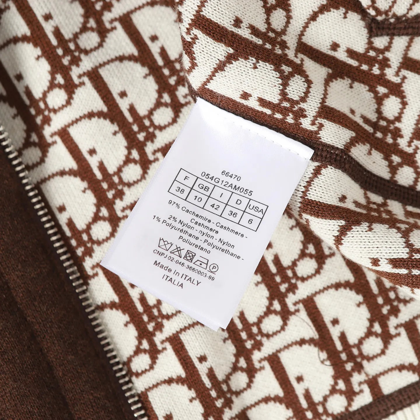 🅿️650 [Original quality] CD/Dior 24FW jacquard double-sided cashmere jacket (brown) The fabric is made of cotton and cashmere blended fabrics, and is made of high-quality wool and cashmere, which is soft and comfortable to the touch. The navy blue cotton blended knitted fabric is carefully crafted using imported machine jacquard technology. One side is decorated with the classic presbyopia logo jacquard pattern, and the other side is a simple white design. It can be worn on both sides. The drawstring hood is paired with metal hardware engraved with the Dior logo, adding refined detail. It features practical patch pockets on the front, and a ribbed hem and cuffs ensure a form-fitting fit. The double zipper with monogram highlights the brand's signature, and the raglan sleeves are cut in a smooth, natural style. The front is embellished with the Dior embroidered logo, and the inside is decorated with Oblique print throughout, with exquisite details. Pair with the matching sports trousers for an elegant and casual look. The whole piece integrates high-end craftsmanship into daily items, showing the brand's exquisite craftsmanship and classic aesthetics. Size:S/M/L/XL