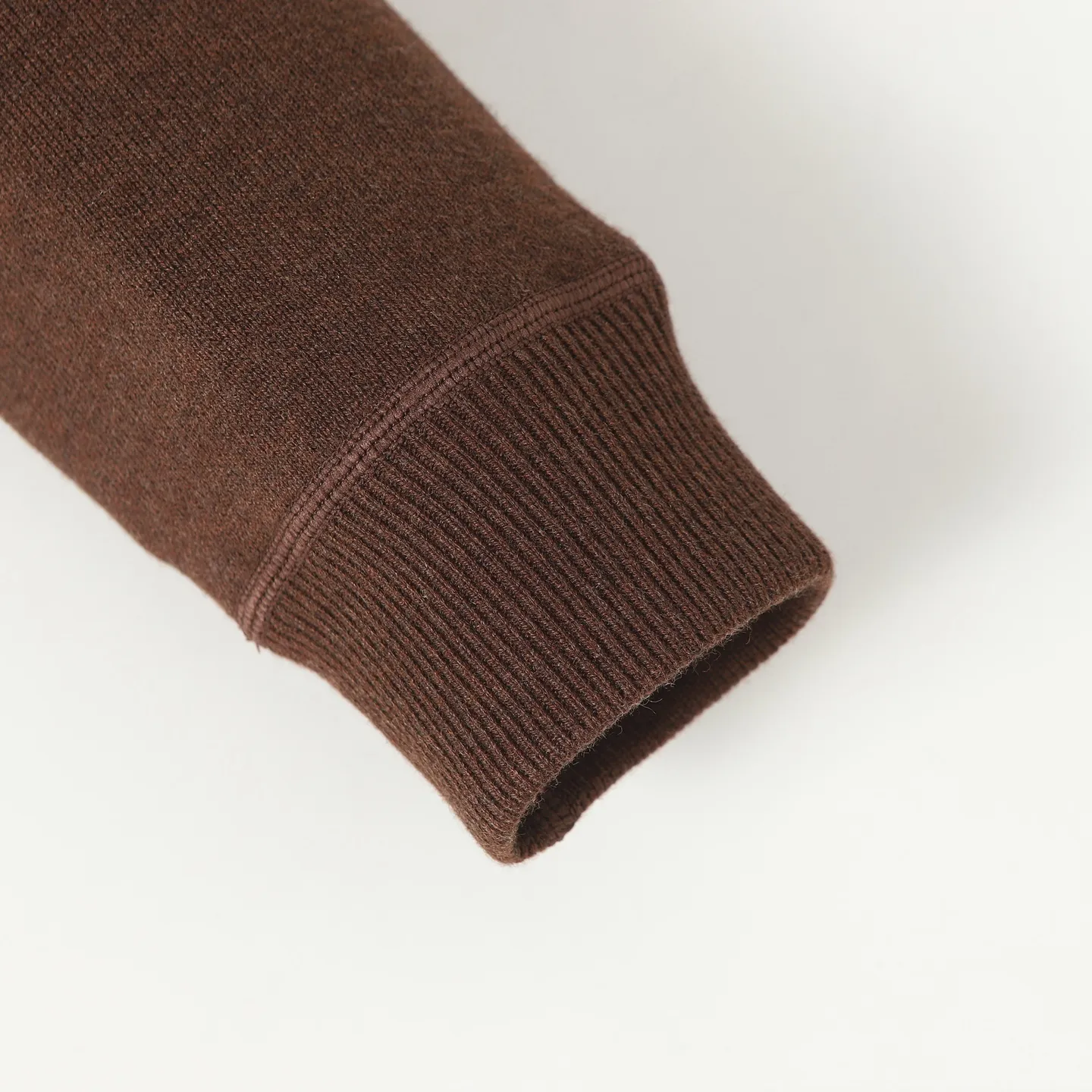 🅿️650 [Original quality] CD/Dior 24FW jacquard double-sided cashmere jacket (brown) The fabric is made of cotton and cashmere blended fabrics, and is made of high-quality wool and cashmere, which is soft and comfortable to the touch. The navy blue cotton blended knitted fabric is carefully crafted using imported machine jacquard technology. One side is decorated with the classic presbyopia logo jacquard pattern, and the other side is a simple white design. It can be worn on both sides. The drawstring hood is paired with metal hardware engraved with the Dior logo, adding refined detail. It features practical patch pockets on the front, and a ribbed hem and cuffs ensure a form-fitting fit. The double zipper with monogram highlights the brand's signature, and the raglan sleeves are cut in a smooth, natural style. The front is embellished with the Dior embroidered logo, and the inside is decorated with Oblique print throughout, with exquisite details. Pair with the matching sports trousers for an elegant and casual look. The whole piece integrates high-end craftsmanship into daily items, showing the brand's exquisite craftsmanship and classic aesthetics. Size:S/M/L/XL