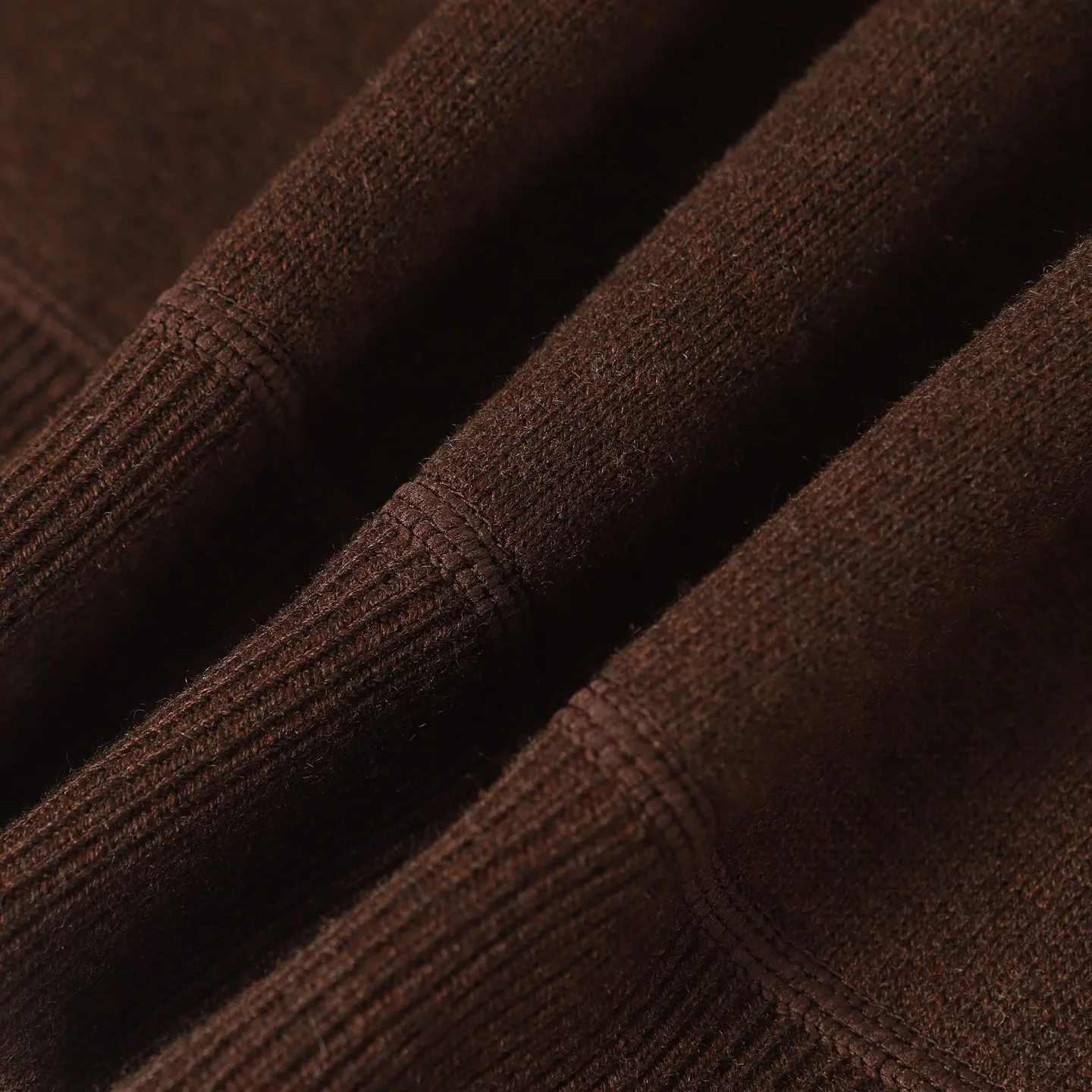 🅿️650 [Original quality] CD/Dior 24FW jacquard double-sided cashmere jacket (brown) The fabric is made of cotton and cashmere blended fabrics, and is made of high-quality wool and cashmere, which is soft and comfortable to the touch. The navy blue cotton blended knitted fabric is carefully crafted using imported machine jacquard technology. One side is decorated with the classic presbyopia logo jacquard pattern, and the other side is a simple white design. It can be worn on both sides. The drawstring hood is paired with metal hardware engraved with the Dior logo, adding refined detail. It features practical patch pockets on the front, and a ribbed hem and cuffs ensure a form-fitting fit. The double zipper with monogram highlights the brand's signature, and the raglan sleeves are cut in a smooth, natural style. The front is embellished with the Dior embroidered logo, and the inside is decorated with Oblique print throughout, with exquisite details. Pair with the matching sports trousers for an elegant and casual look. The whole piece integrates high-end craftsmanship into daily items, showing the brand's exquisite craftsmanship and classic aesthetics. Size:S/M/L/XL