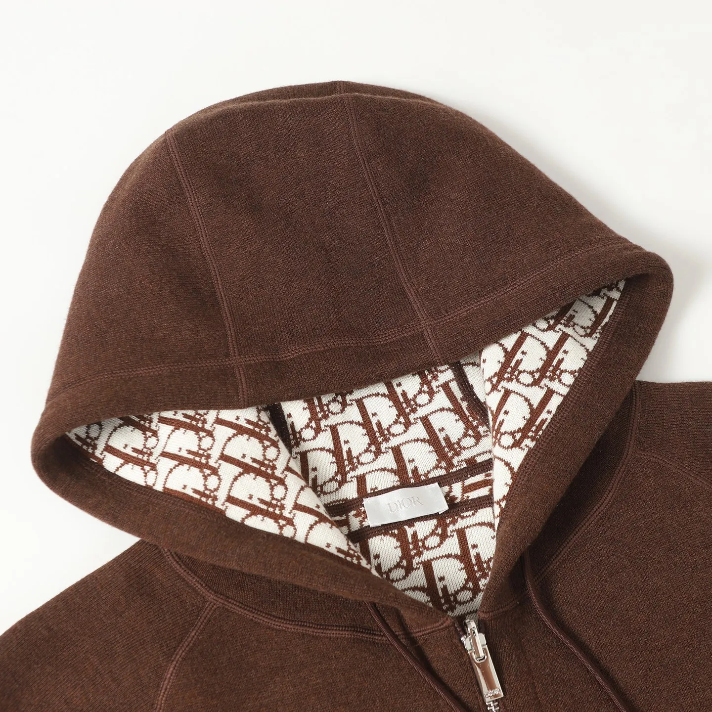 🅿️650 [Original quality] CD/Dior 24FW jacquard double-sided cashmere jacket (brown) The fabric is made of cotton and cashmere blended fabrics, and is made of high-quality wool and cashmere, which is soft and comfortable to the touch. The navy blue cotton blended knitted fabric is carefully crafted using imported machine jacquard technology. One side is decorated with the classic presbyopia logo jacquard pattern, and the other side is a simple white design. It can be worn on both sides. The drawstring hood is paired with metal hardware engraved with the Dior logo, adding refined detail. It features practical patch pockets on the front, and a ribbed hem and cuffs ensure a form-fitting fit. The double zipper with monogram highlights the brand's signature, and the raglan sleeves are cut in a smooth, natural style. The front is embellished with the Dior embroidered logo, and the inside is decorated with Oblique print throughout, with exquisite details. Pair with the matching sports trousers for an elegant and casual look. The whole piece integrates high-end craftsmanship into daily items, showing the brand's exquisite craftsmanship and classic aesthetics. Size:S/M/L/XL