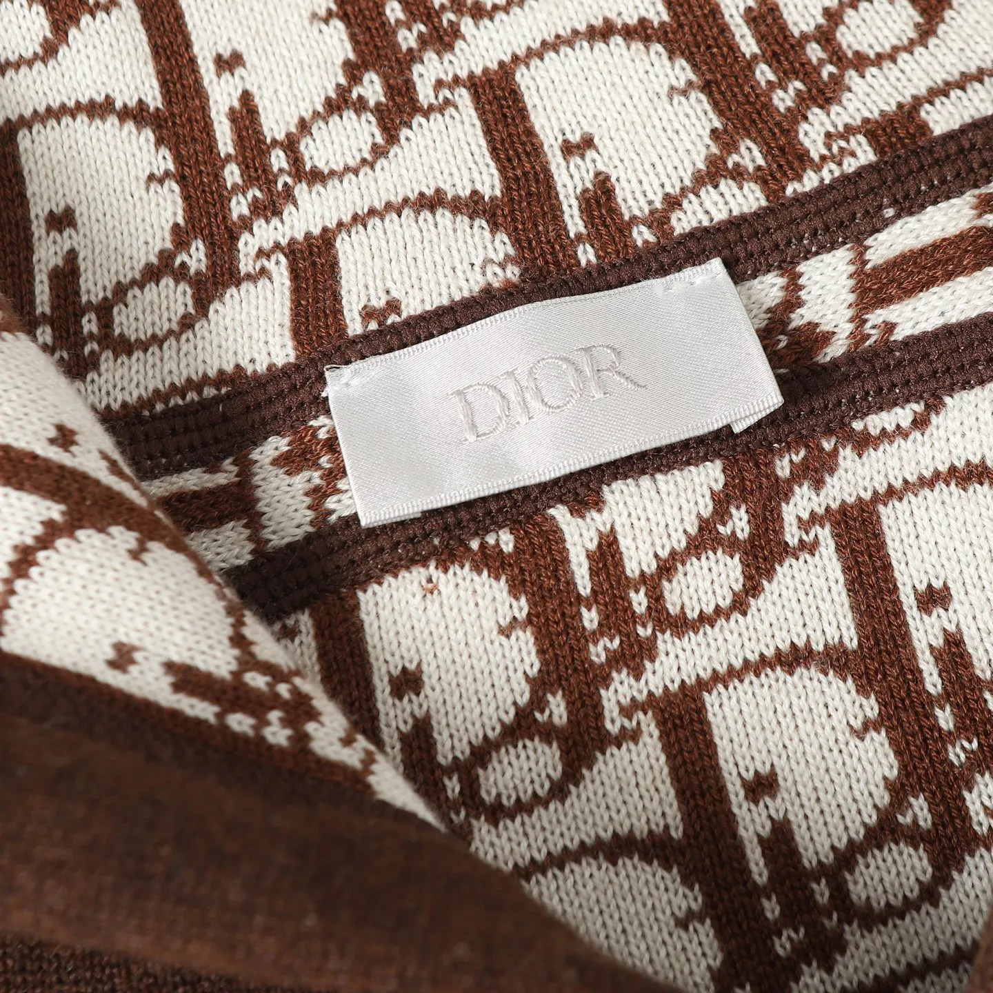🅿️650 [Original quality] CD/Dior 24FW jacquard double-sided cashmere jacket (brown) The fabric is made of cotton and cashmere blended fabrics, and is made of high-quality wool and cashmere, which is soft and comfortable to the touch. The navy blue cotton blended knitted fabric is carefully crafted using imported machine jacquard technology. One side is decorated with the classic presbyopia logo jacquard pattern, and the other side is a simple white design. It can be worn on both sides. The drawstring hood is paired with metal hardware engraved with the Dior logo, adding refined detail. It features practical patch pockets on the front, and a ribbed hem and cuffs ensure a form-fitting fit. The double zipper with monogram highlights the brand's signature, and the raglan sleeves are cut in a smooth, natural style. The front is embellished with the Dior embroidered logo, and the inside is decorated with Oblique print throughout, with exquisite details. Pair with the matching sports trousers for an elegant and casual look. The whole piece integrates high-end craftsmanship into daily items, showing the brand's exquisite craftsmanship and classic aesthetics. Size:S/M/L/XL