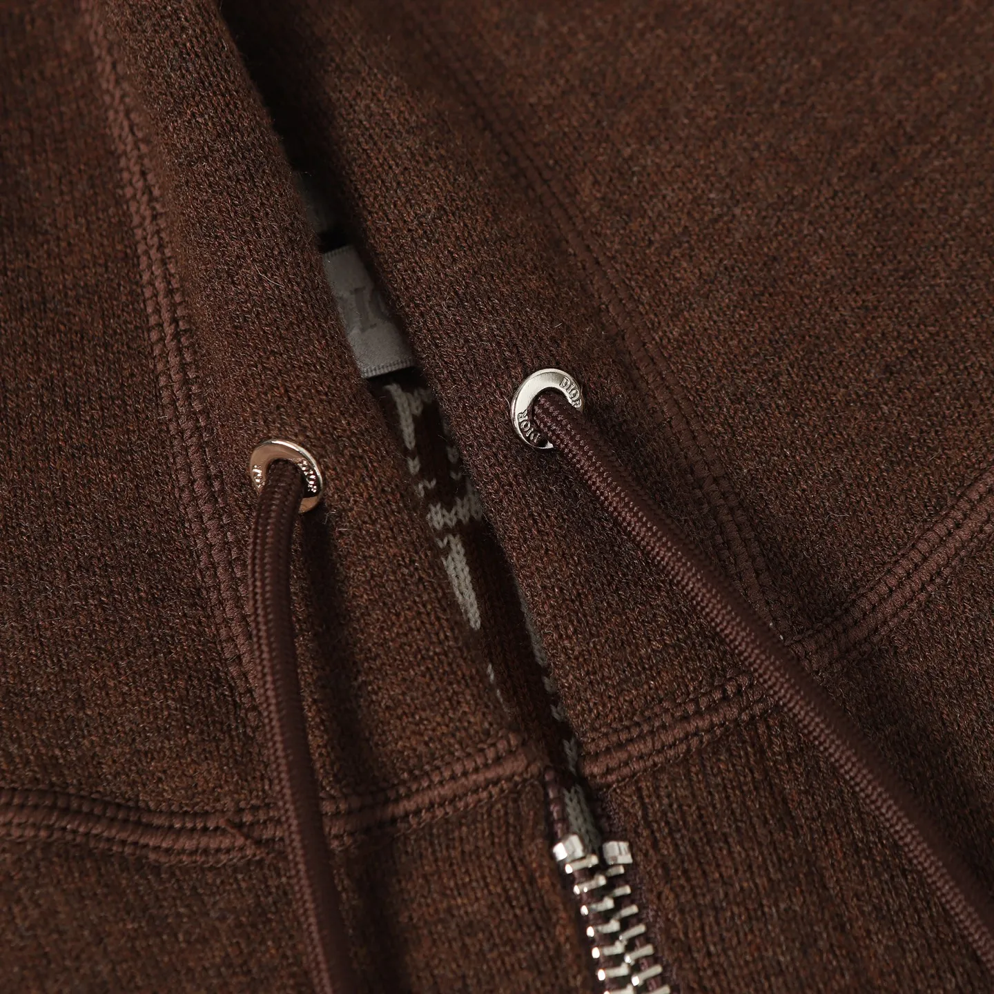 🅿️650 [Original quality] CD/Dior 24FW jacquard double-sided cashmere jacket (brown) The fabric is made of cotton and cashmere blended fabrics, and is made of high-quality wool and cashmere, which is soft and comfortable to the touch. The navy blue cotton blended knitted fabric is carefully crafted using imported machine jacquard technology. One side is decorated with the classic presbyopia logo jacquard pattern, and the other side is a simple white design. It can be worn on both sides. The drawstring hood is paired with metal hardware engraved with the Dior logo, adding refined detail. It features practical patch pockets on the front, and a ribbed hem and cuffs ensure a form-fitting fit. The double zipper with monogram highlights the brand's signature, and the raglan sleeves are cut in a smooth, natural style. The front is embellished with the Dior embroidered logo, and the inside is decorated with Oblique print throughout, with exquisite details. Pair with the matching sports trousers for an elegant and casual look. The whole piece integrates high-end craftsmanship into daily items, showing the brand's exquisite craftsmanship and classic aesthetics. Size:S/M/L/XL