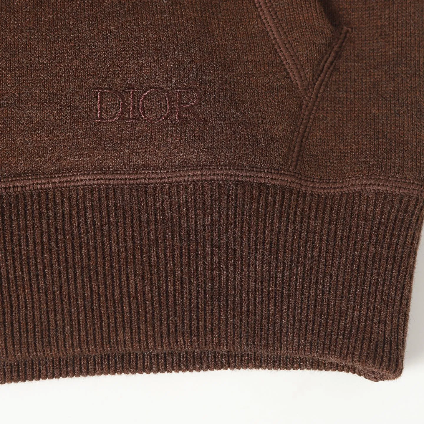 🅿️650 [Original quality] CD/Dior 24FW jacquard double-sided cashmere jacket (brown) The fabric is made of cotton and cashmere blended fabrics, and is made of high-quality wool and cashmere, which is soft and comfortable to the touch. The navy blue cotton blended knitted fabric is carefully crafted using imported machine jacquard technology. One side is decorated with the classic presbyopia logo jacquard pattern, and the other side is a simple white design. It can be worn on both sides. The drawstring hood is paired with metal hardware engraved with the Dior logo, adding refined detail. It features practical patch pockets on the front, and a ribbed hem and cuffs ensure a form-fitting fit. The double zipper with monogram highlights the brand's signature, and the raglan sleeves are cut in a smooth, natural style. The front is embellished with the Dior embroidered logo, and the inside is decorated with Oblique print throughout, with exquisite details. Pair with the matching sports trousers for an elegant and casual look. The whole piece integrates high-end craftsmanship into daily items, showing the brand's exquisite craftsmanship and classic aesthetics. Size:S/M/L/XL