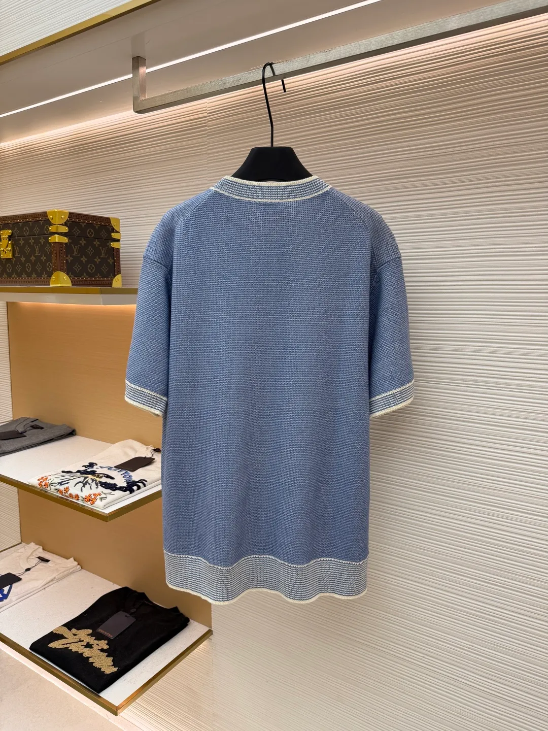 Dior waffle pattern letter short sleeves ●Original version: 12,000 purchased and developed ●Item number: 1681891-B05 ●Fabric: combed cotton fabric ●Technology: knitted ●Color: blue and white ●Version: fitted version ●Weight: about 410 grams ●Size: XS-S-M-L ●Description: The yarn uses a combination of special yarns, core yarn and 100% combed cotton. All colors are custom-dyed. This fabric piece is stitched with a combination of two types of needles. Since the core yarn is thicker and the combed cotton is thinner, two yarns with a large difference in thickness are used for the front and back panels and sleeves. The requirements for the machine are relatively picky. The 14-needle German STOLL machine woven piece. The cuffs, collar, and hem ribs are sewn separately. When sewing, all ribs need to be sewn on the 12-pin disc, and the upper sleeve embedment clips need to be on the 18-pin disc. The combed cotton yarn on the shirt body is relatively thin, so special attention must be paid when sewing the ribs. If you are not careful, the clothes will be broken and defective products will be produced. Because the shirt hems and cuffs are sewn separately, the sewing disc is increased, and the time for picking and tailing is relatively long. The overall wiring is straight and delicate, the fabric is comfortable and soft, and the color is consistent without color difference. It can be matched with the same style to create a fashionable look and control various occasions. Customized accessories, complete with three standards, same style for men and women!