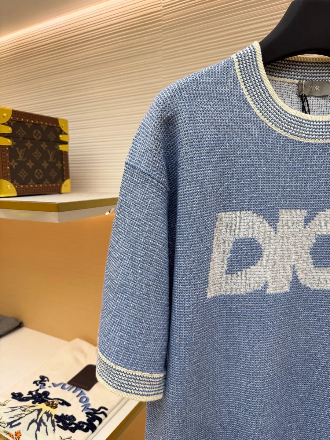 Dior waffle pattern letter short sleeves ●Original version: 12,000 purchased and developed ●Item number: 1681891-B05 ●Fabric: combed cotton fabric ●Technology: knitted ●Color: blue and white ●Version: fitted version ●Weight: about 410 grams ●Size: XS-S-M-L ●Description: The yarn uses a combination of special yarns, core yarn and 100% combed cotton. All colors are custom-dyed. This fabric piece is stitched with a combination of two types of needles. Since the core yarn is thicker and the combed cotton is thinner, two yarns with a large difference in thickness are used for the front and back panels and sleeves. The requirements for the machine are relatively picky. The 14-needle German STOLL machine woven piece. The cuffs, collar, and hem ribs are sewn separately. When sewing, all ribs need to be sewn on the 12-pin disc, and the upper sleeve embedment clips need to be on the 18-pin disc. The combed cotton yarn on the shirt body is relatively thin, so special attention must be paid when sewing the ribs. If you are not careful, the clothes will be broken and defective products will be produced. Because the shirt hems and cuffs are sewn separately, the sewing disc is increased, and the time for picking and tailing is relatively long. The overall wiring is straight and delicate, the fabric is comfortable and soft, and the color is consistent without color difference. It can be matched with the same style to create a fashionable look and control various occasions. Customized accessories, complete with three standards, same style for men and women!