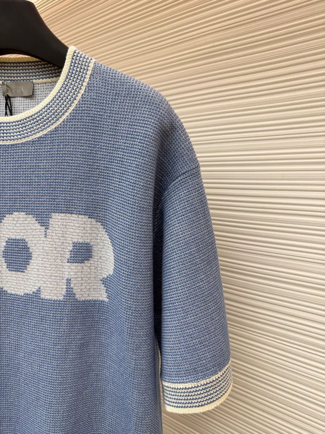 Dior waffle pattern letter short sleeves ●Original version: 12,000 purchased and developed ●Item number: 1681891-B05 ●Fabric: combed cotton fabric ●Technology: knitted ●Color: blue and white ●Version: fitted version ●Weight: about 410 grams ●Size: XS-S-M-L ●Description: The yarn uses a combination of special yarns, core yarn and 100% combed cotton. All colors are custom-dyed. This fabric piece is stitched with a combination of two types of needles. Since the core yarn is thicker and the combed cotton is thinner, two yarns with a large difference in thickness are used for the front and back panels and sleeves. The requirements for the machine are relatively picky. The 14-needle German STOLL machine woven piece. The cuffs, collar, and hem ribs are sewn separately. When sewing, all ribs need to be sewn on the 12-pin disc, and the upper sleeve embedment clips need to be on the 18-pin disc. The combed cotton yarn on the shirt body is relatively thin, so special attention must be paid when sewing the ribs. If you are not careful, the clothes will be broken and defective products will be produced. Because the shirt hems and cuffs are sewn separately, the sewing disc is increased, and the time for picking and tailing is relatively long. The overall wiring is straight and delicate, the fabric is comfortable and soft, and the color is consistent without color difference. It can be matched with the same style to create a fashionable look and control various occasions. Customized accessories, complete with three standards, same style for men and women!