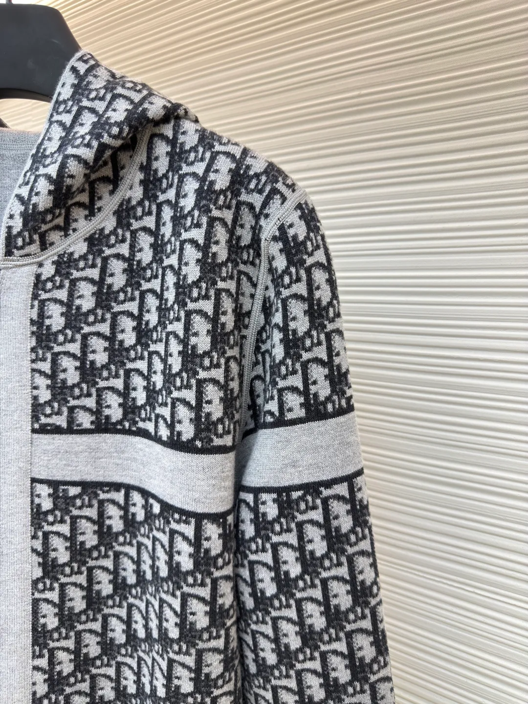 DIOR double-sided cashmere zipper jacket ●Item number: 1680431-B50 ●Fabric: Cashmere fabric ●Technology: Knitting ●Version: Fitted version ●Weight: about 895 grams ●Size: S-M-L-XL-XXL ●Description: Made of high-weight cashmere, warm, soft and comfortable! Reversible knit sweater with navy blue on one side and signature Oblique print on the other for a classic reversible look. The double-sided zipper with custom molding can be matched at will and the classic is reproduced. The overall wiring is straight and delicate, the fabric is comfortable and soft, and the color is consistent without color difference. It can be matched with the same style to create a fashionable look and control various occasions. Customized accessories, complete with three standards, same style for men and women!