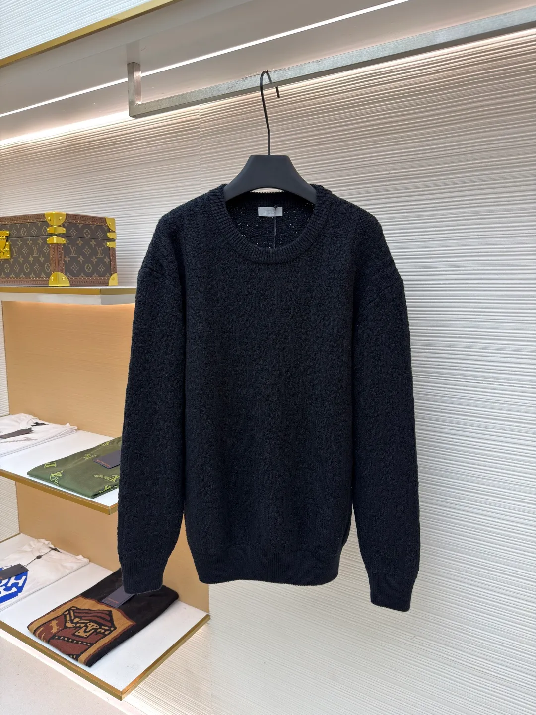 Dior dark pattern crew neck sweater ●Original version: Purchased and developed for 18500 ●Item number: 1681042-B40 ●Fabric: High elastic blended yarn fabric ●Technology: Jacquard production ●Version: Fitted version ●Weight: about 755 grams ●Size: XS-S-M-L ●Description: The letter pattern above is counted by hand according to the stitch-by-stitch details of the original version. It is knitted using an [Imported German 7-needle machine]. Each piece of clothing is knitted [taking 270 minutes]. Finally, the keyhole cuff is sewn using [purely hand-made stitching]. The production cycle for a large batch of goods requires at least 20 days. The overall wiring is straight and delicate, the fabric is comfortable and soft, and the color is consistent without color difference. It can be matched with the same style to create a fashionable look and control various occasions. Customized accessories, complete with three standards, same style for men and women!